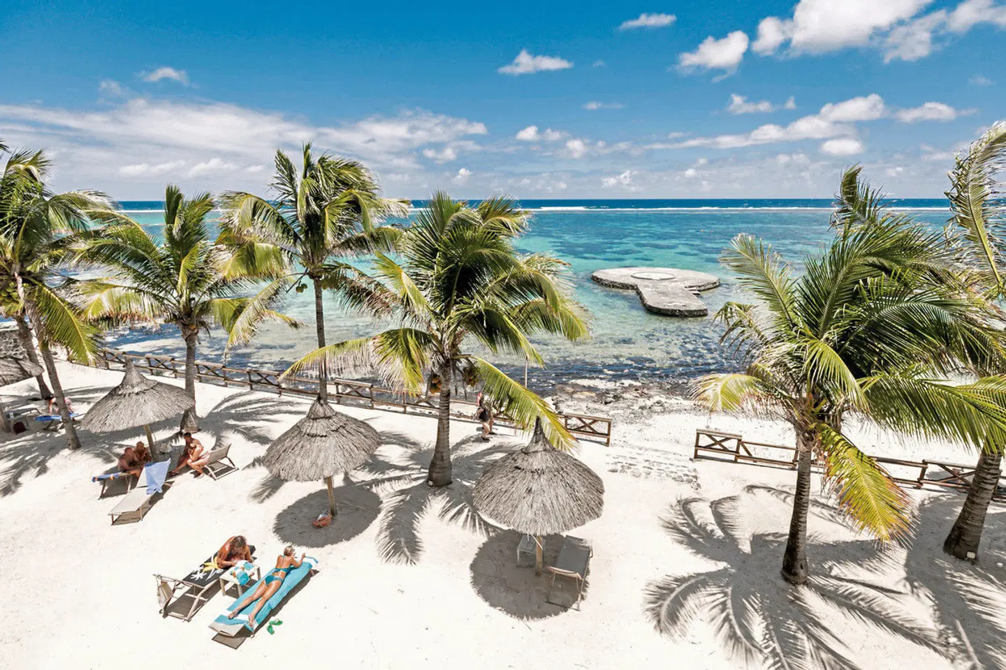 Le Peninsula Bay Beach Resort & Spa Strand