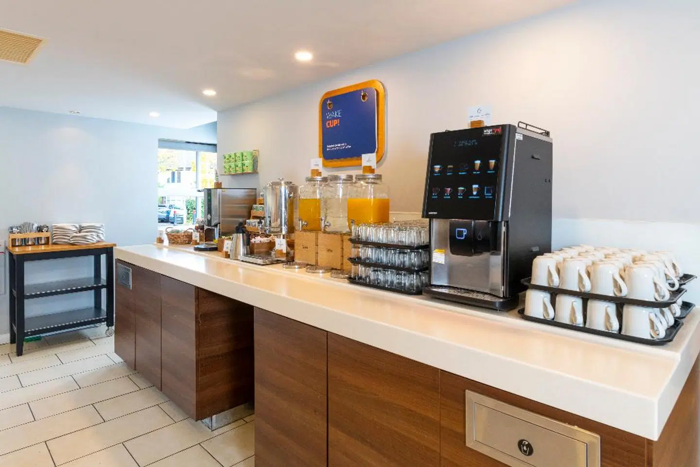 Holiday Inn Express Birmingham - Oldbury by IHG Bar