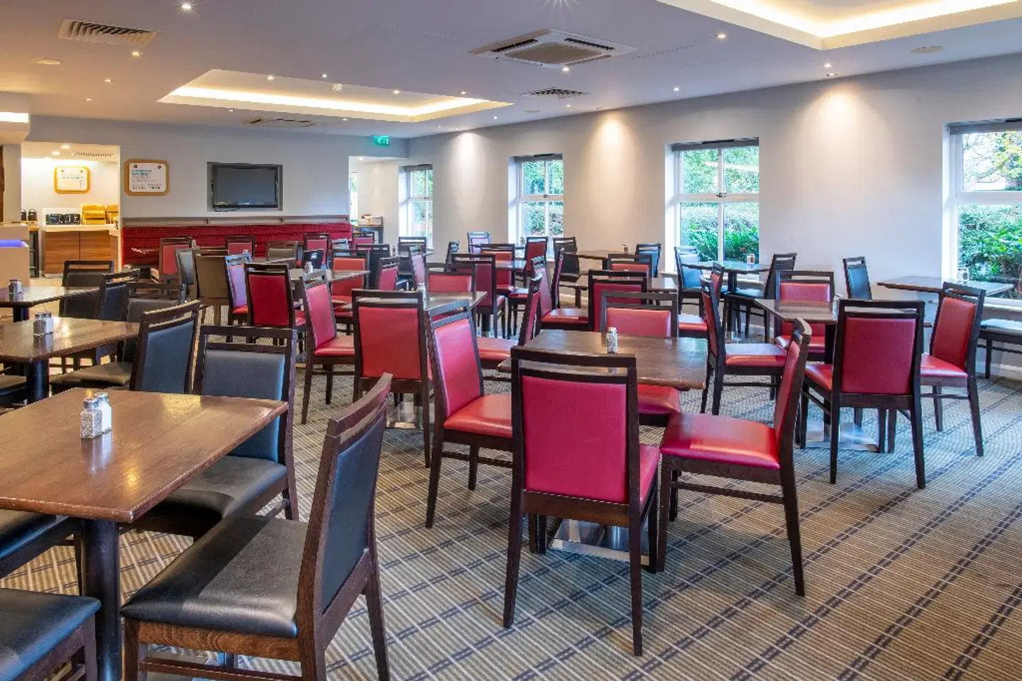 Holiday Inn Express Birmingham - Oldbury by IHG Restaurant