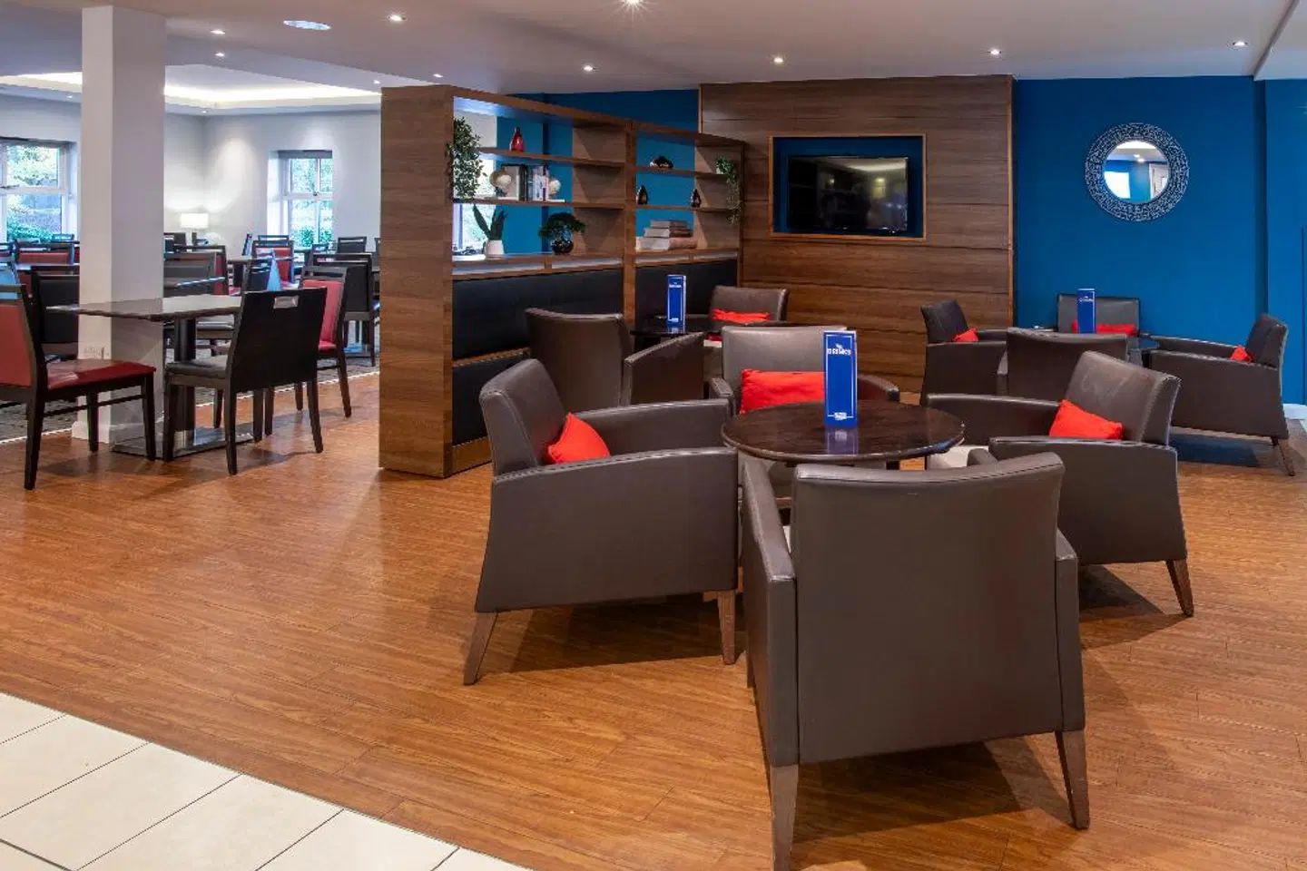 Holiday Inn Express Birmingham - Oldbury by IHG Bar