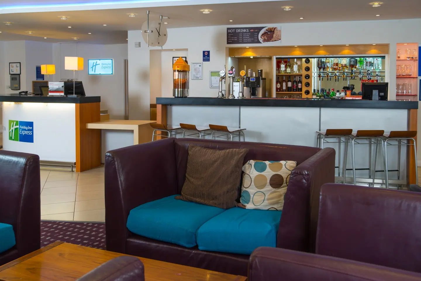 Holiday Inn Express Bedford by IHG LOUNGE_LOBBY