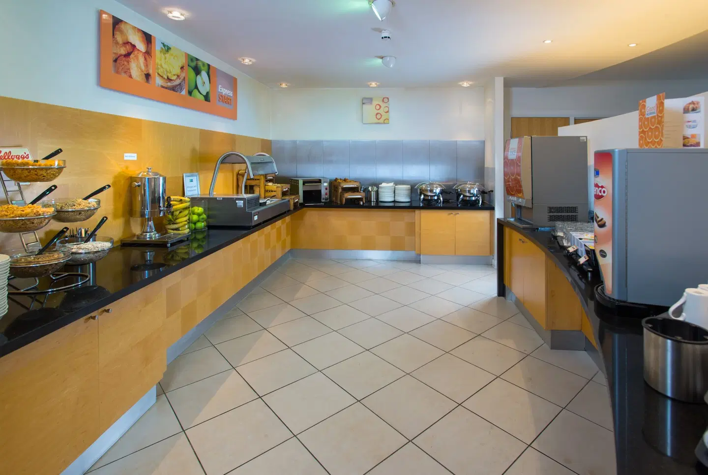 Holiday Inn Express Bedford by IHG Bar