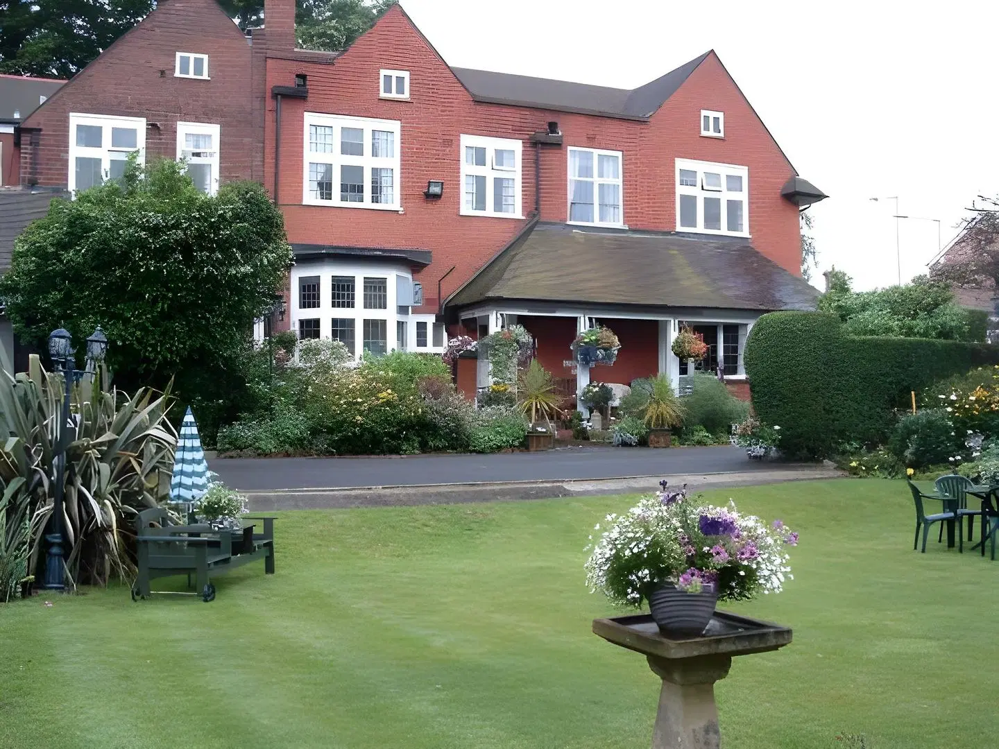 Barons Court Hotel EXTERIOR