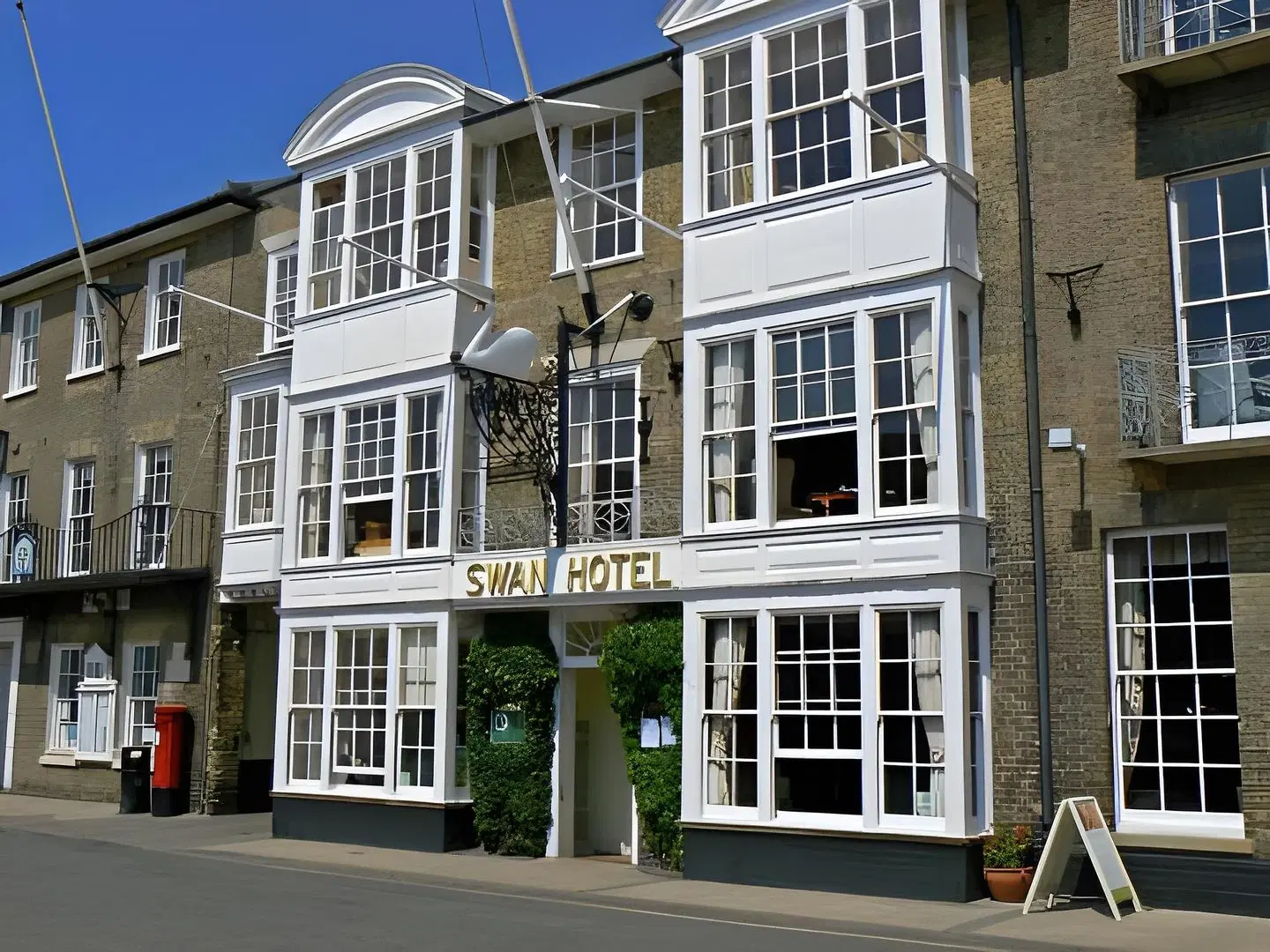 The Swan Hotel EXTERIOR