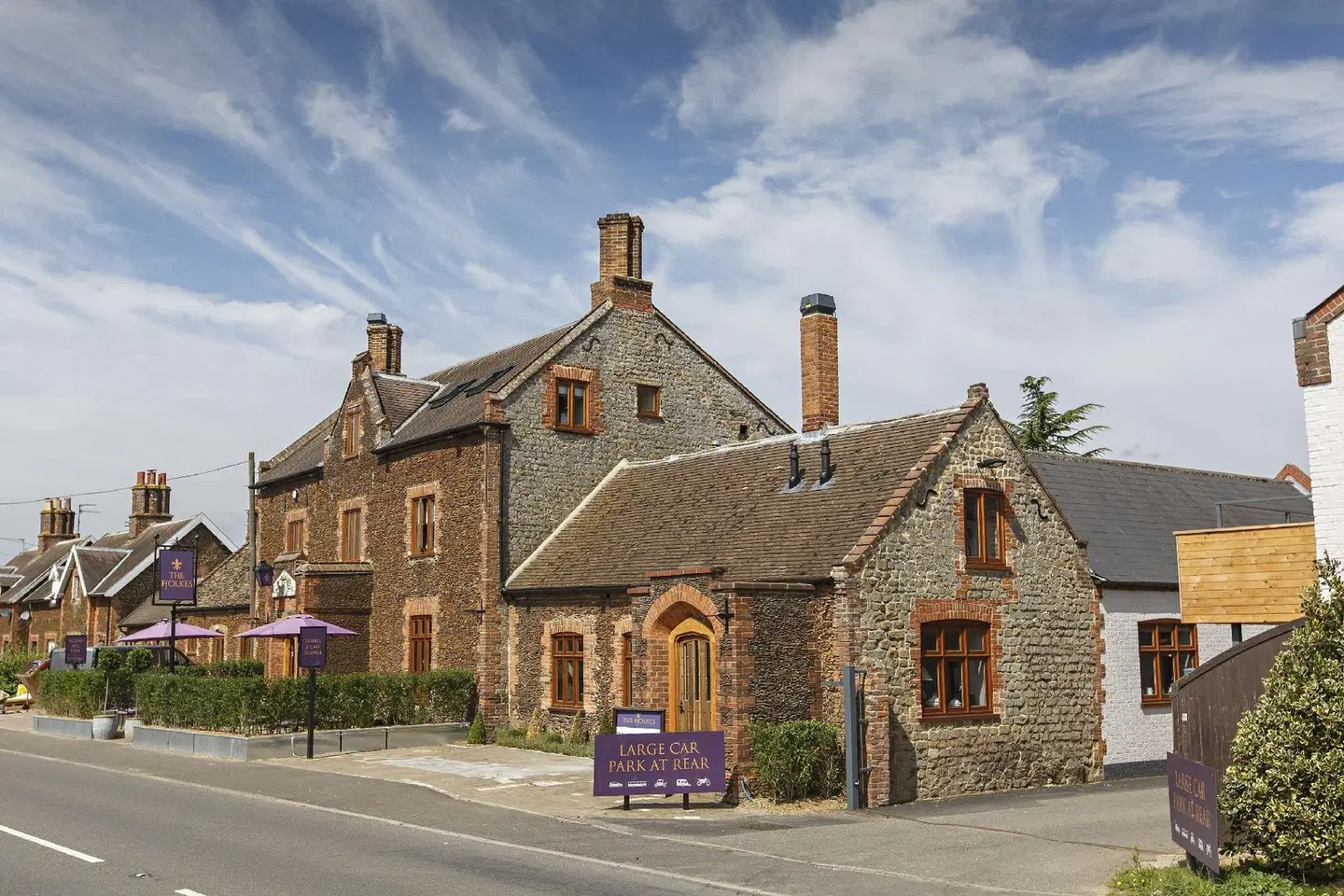 Ffolkes Arms Hotel EXTERIOR