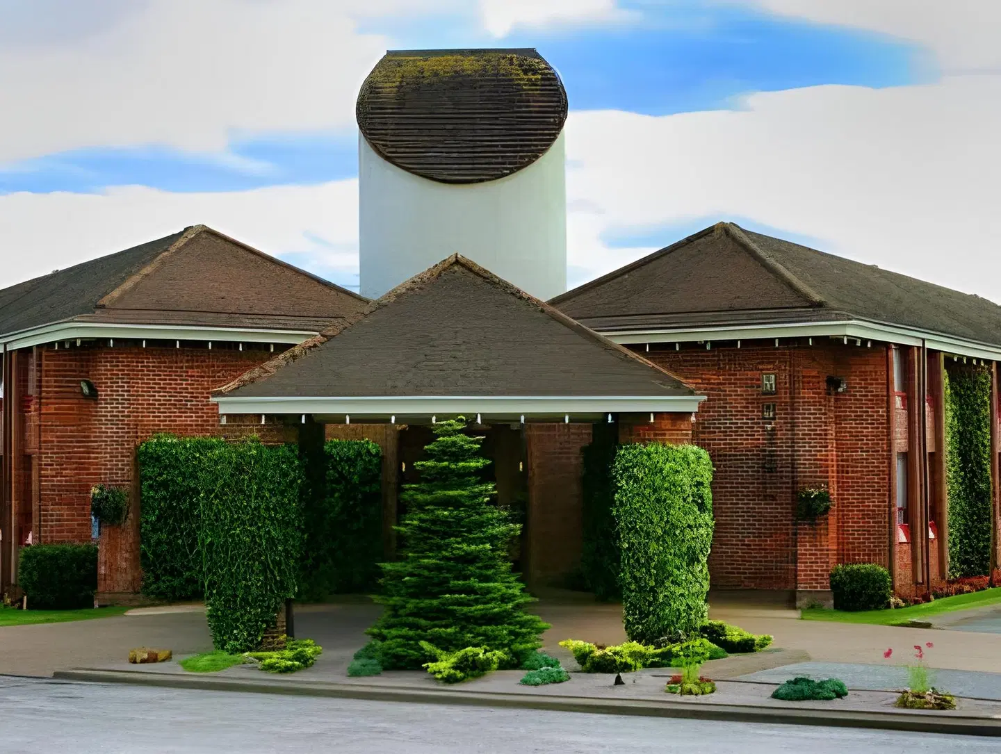 Damon's Motel EXTERIOR
