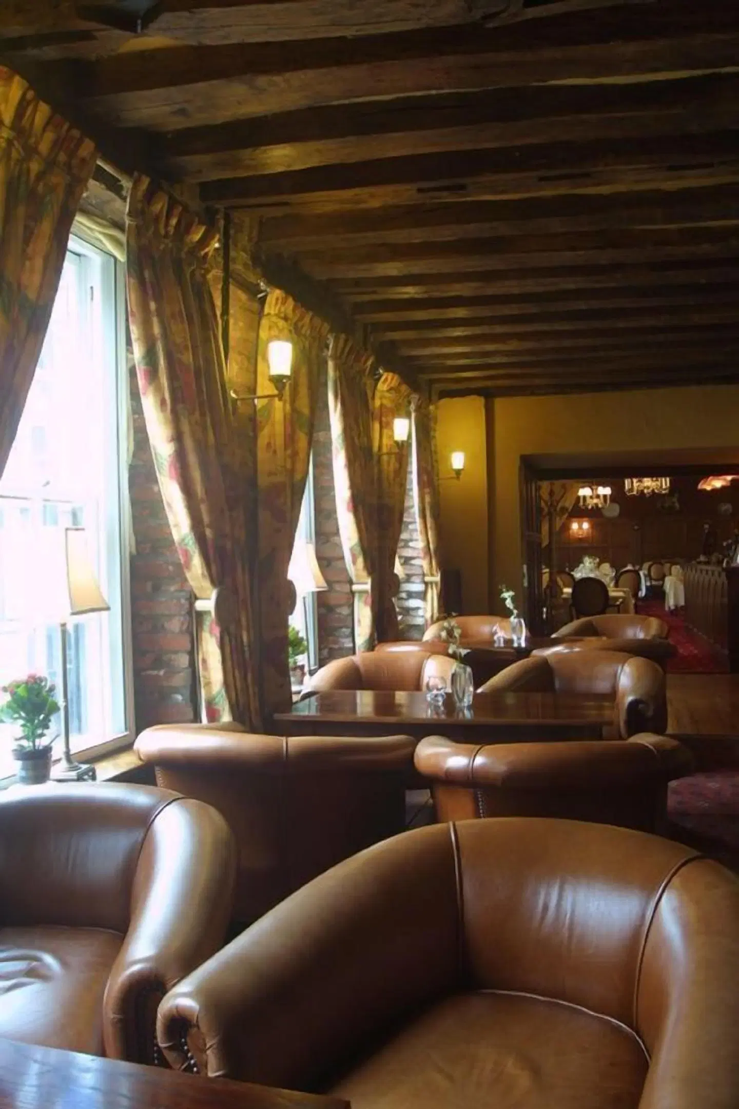 The Saracens Head LOUNGE_LOBBY