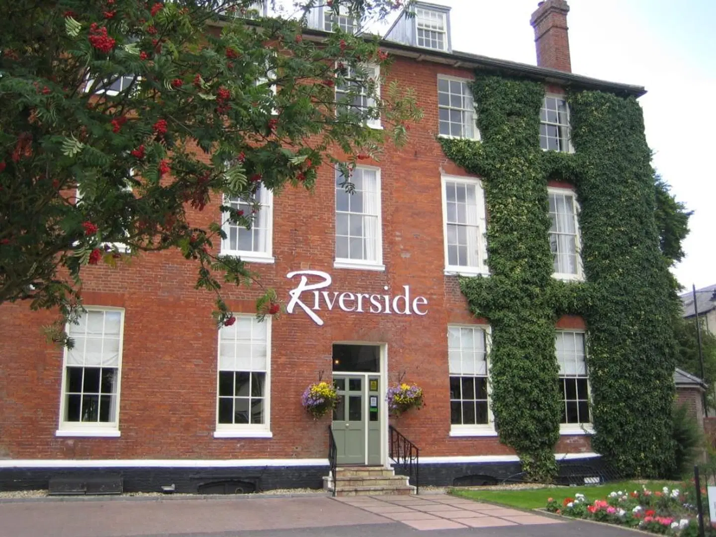 The Riverside House Hotel EXTERIOR