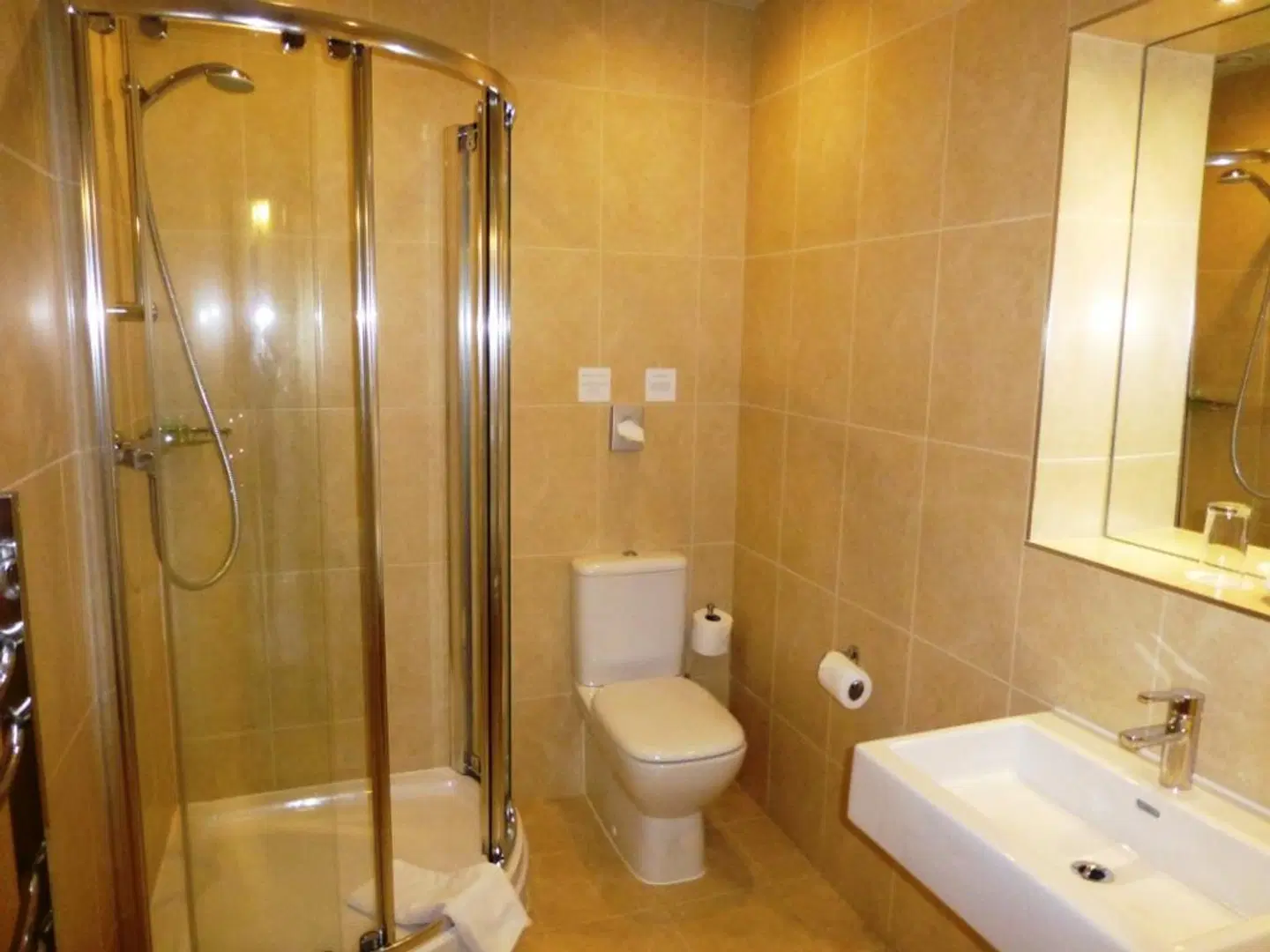 The Riverside House Hotel Badezimmer