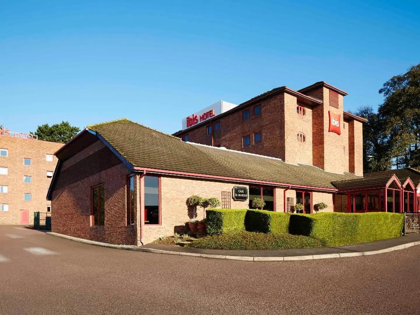 ibis London Luton Airport EXTERIOR