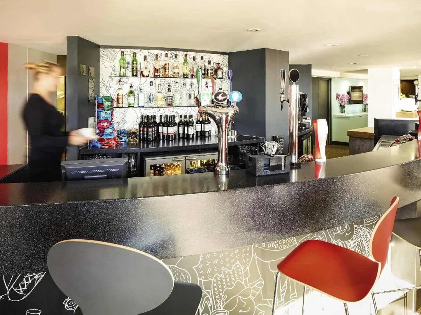 ibis London Luton Airport Bar