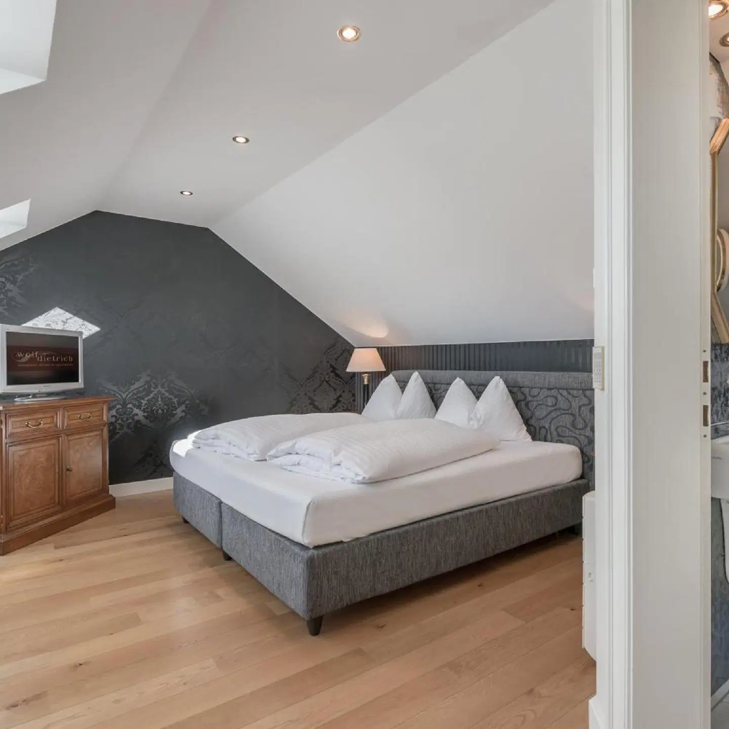 Wolf-Dietrich Altstadthotel ROOM_EXAMPLE