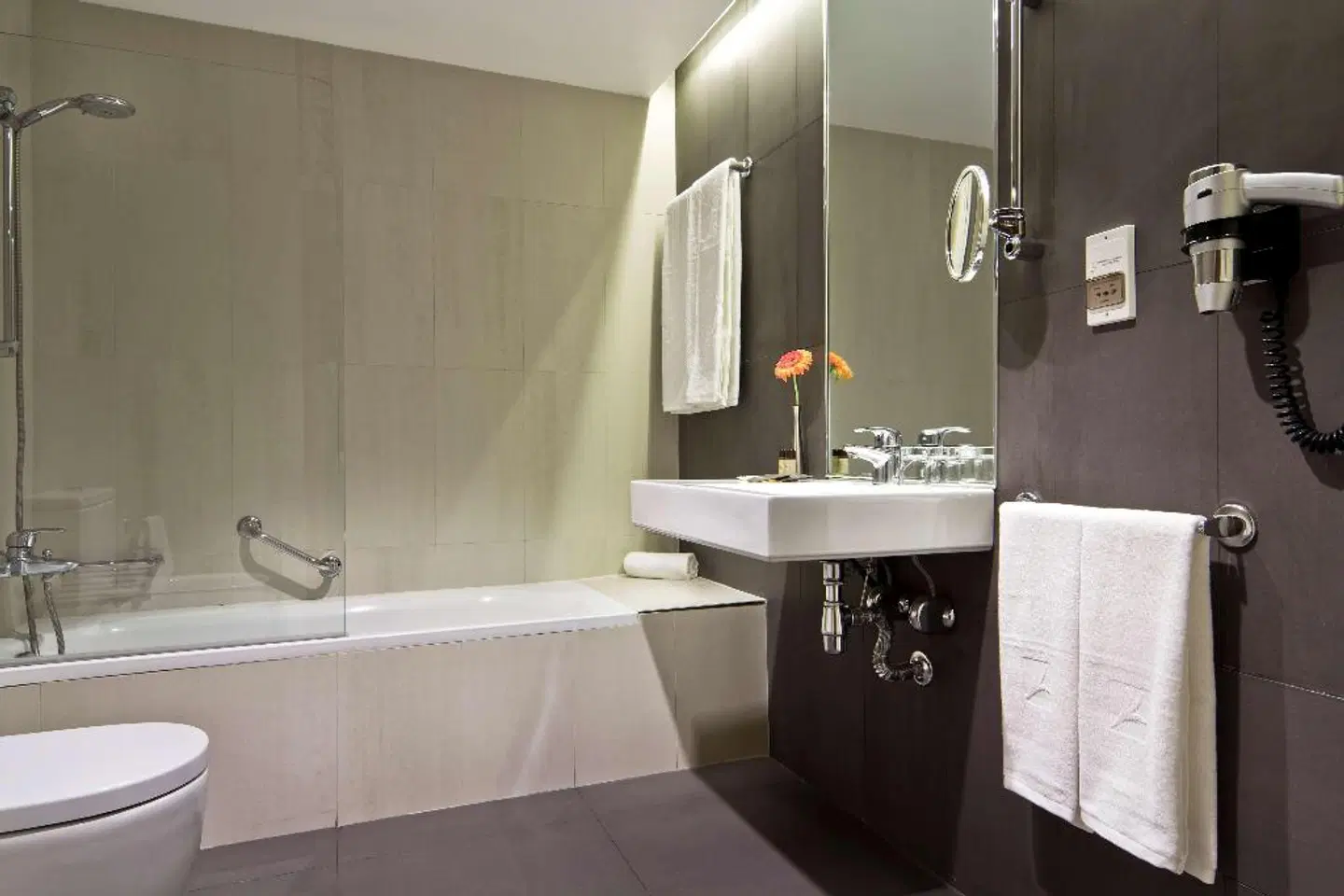 SANA Reno Hotel Badezimmer