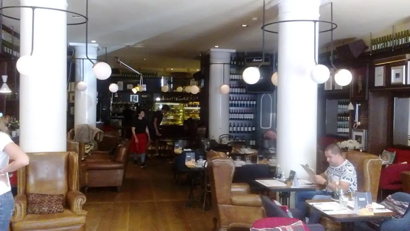 Browns Boutique Hotel & Apartments Bar