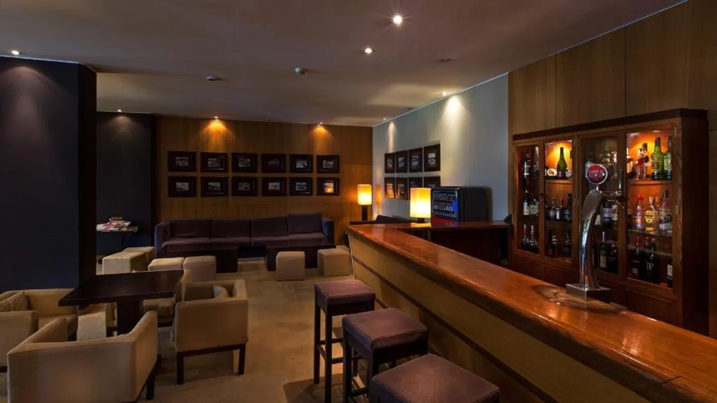 Carcavelos Beach Hotel Bar