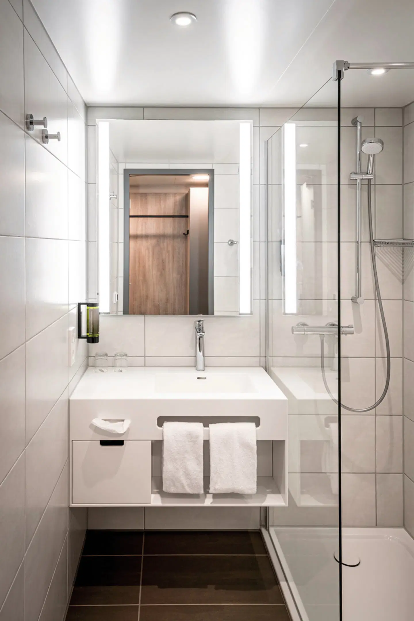 LOGINN Hotel Stuttgart Zuffenhausen Badezimmer