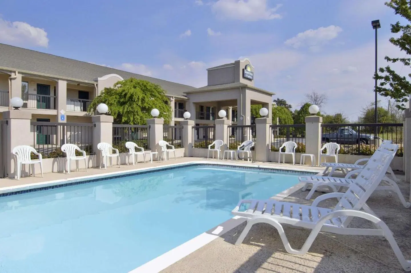 Days Inn & Suites by Wyndham Fort Valley OUTDOOR_POOL
