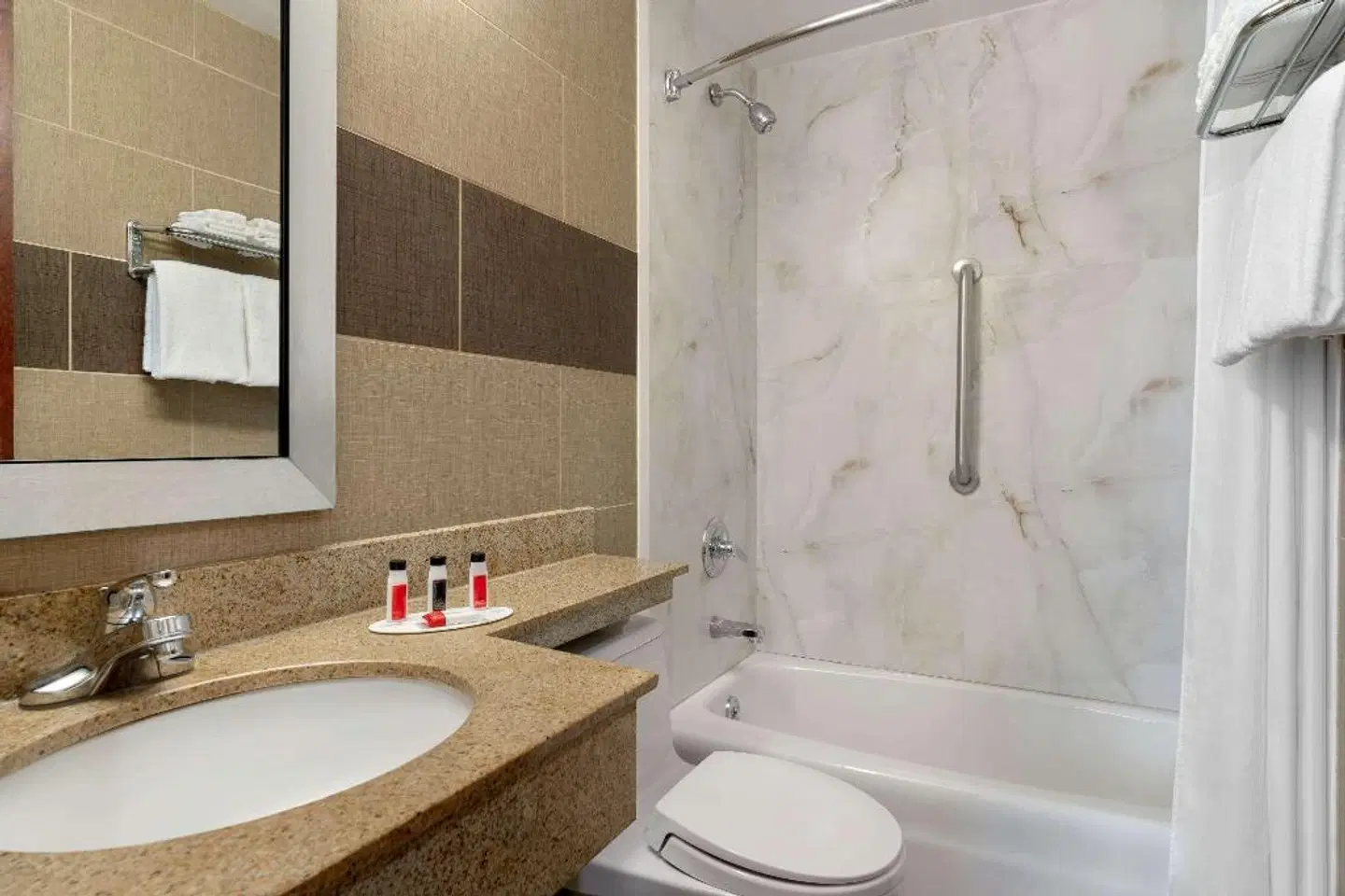 Days Inn by Wyndham Brooklyn Badezimmer