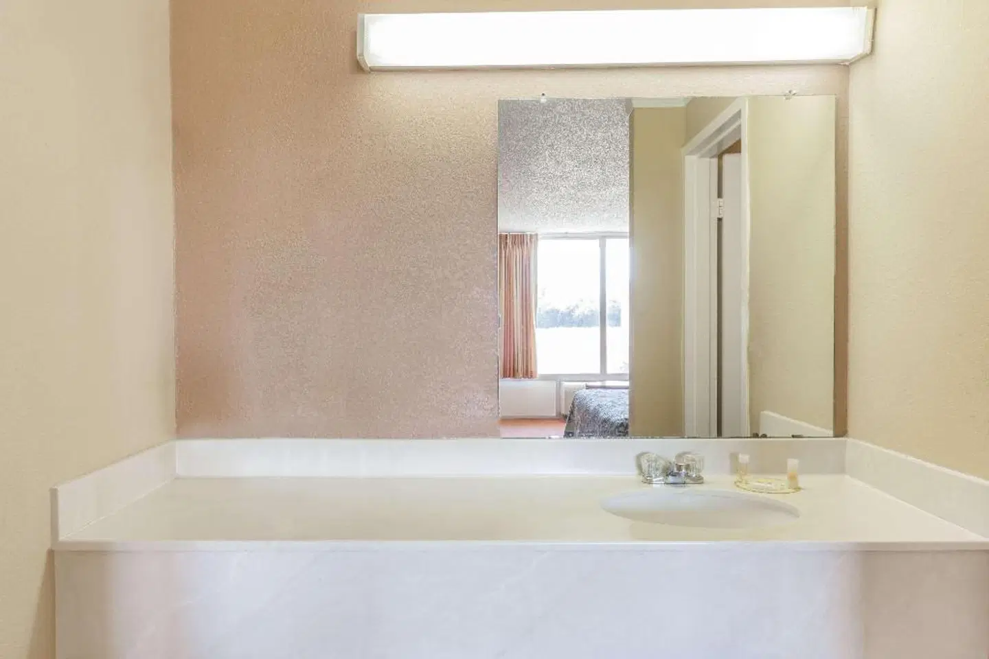 Days Inn by Wyndham Hillsboro TX Badezimmer