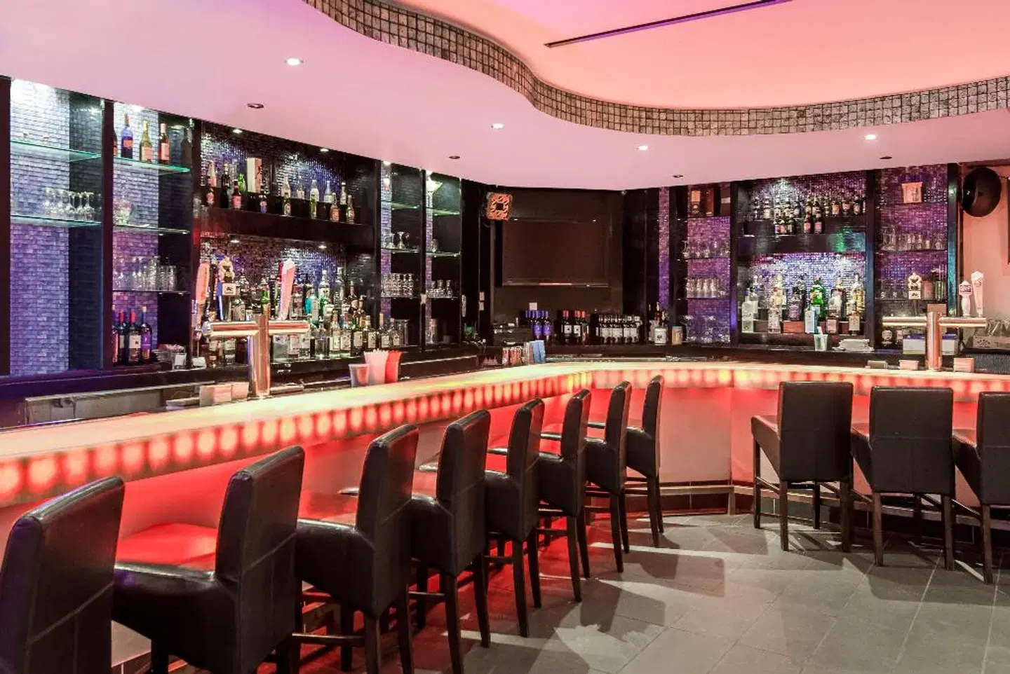 Days Inn by Wyndham Hicksville Long Island Bar