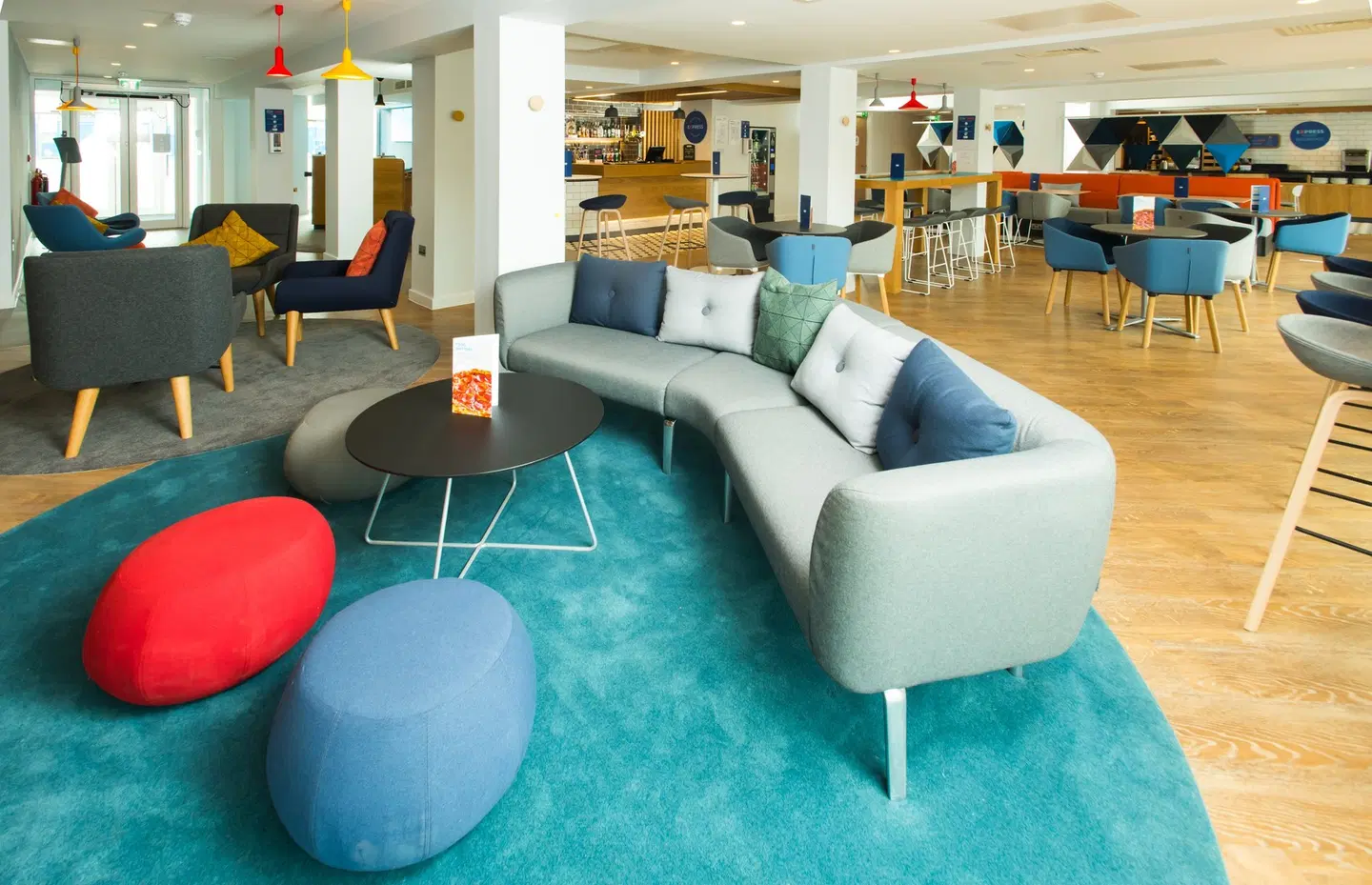 Holiday Inn Express Cardiff Bay LOUNGE_LOBBY