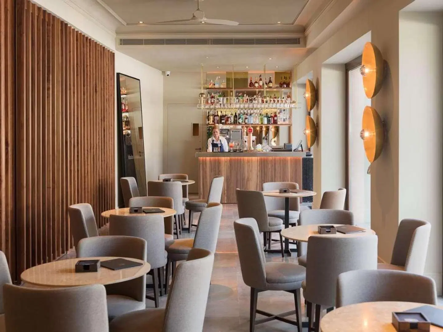 H10 Palacio Colomera Bar