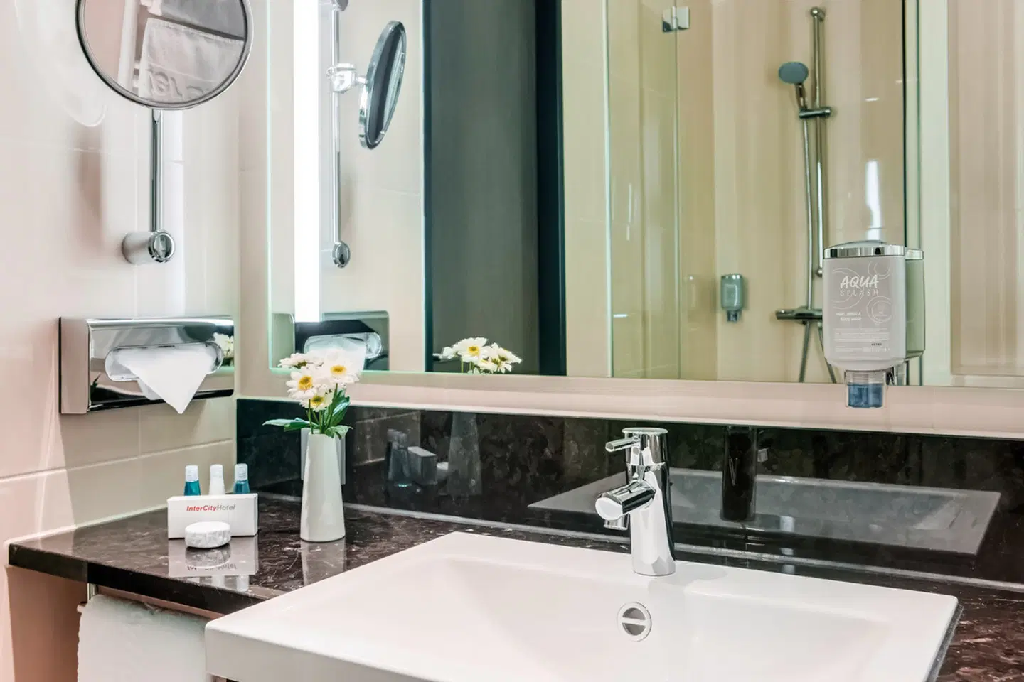 IntercityHotel Hamburg Dammtor-Messe Badezimmer