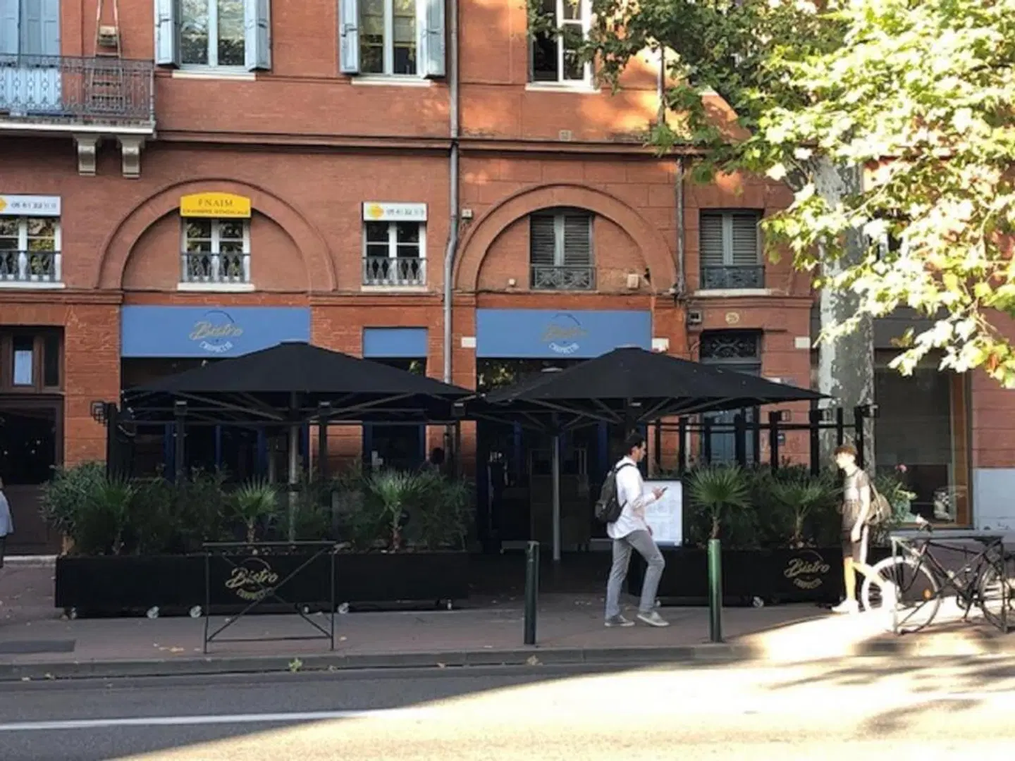 Victor Hugo EXTERIOR