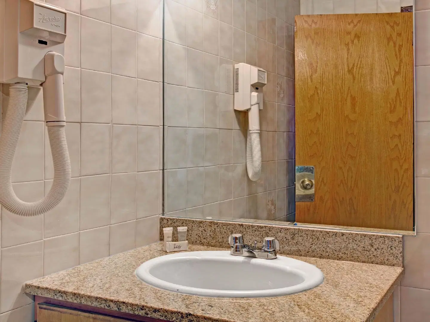 Super 8 by Wyndham, Jamaica North Conduit Badezimmer