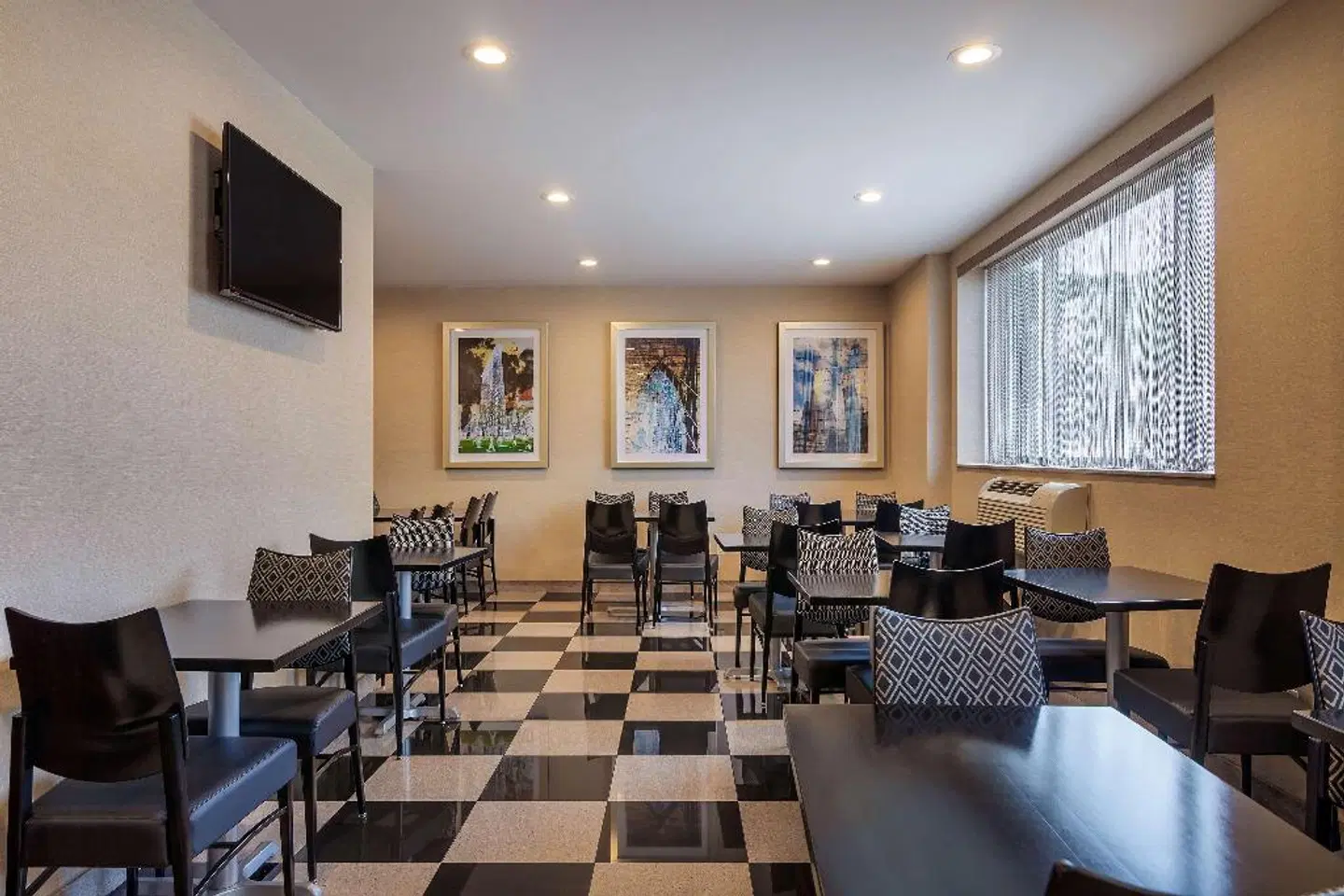 Best Western Plus Plaza Hotel Bar