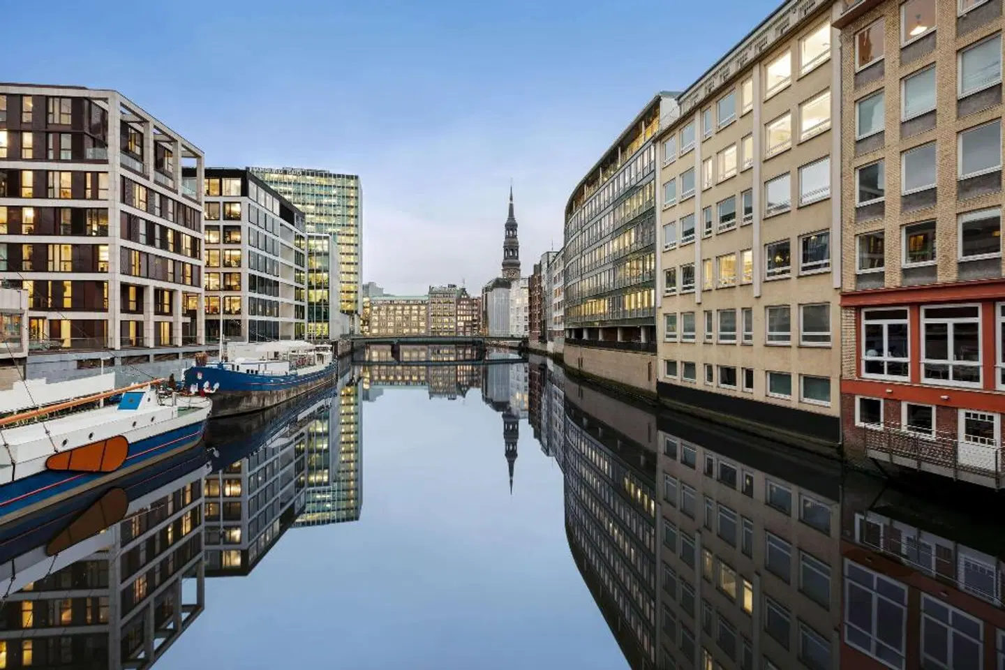 Super 8 by Wyndham Hamburg Mitte EXTERIOR