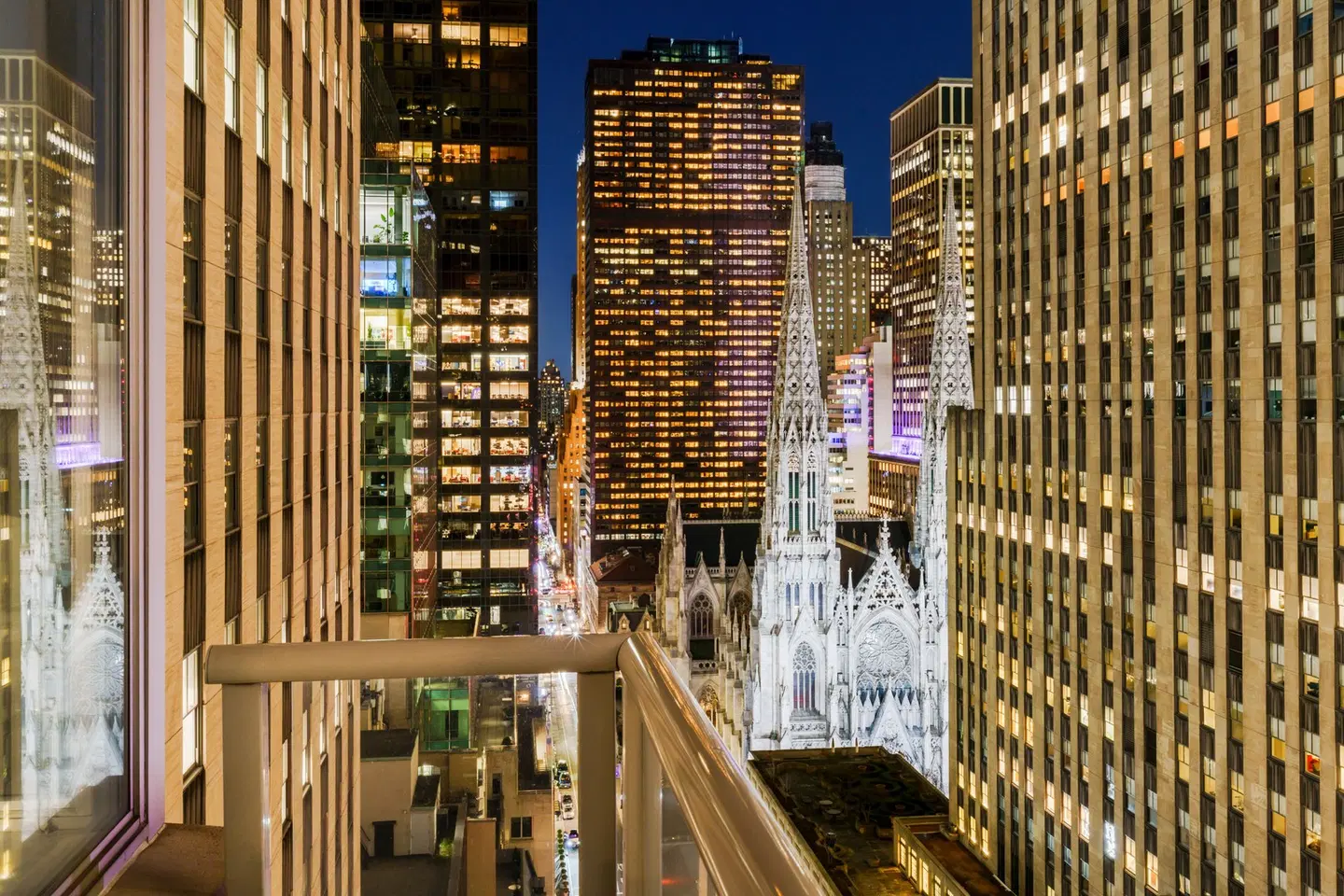 DoubleTree by Hilton New York Midtown Fifth Ave EXTERIOR
