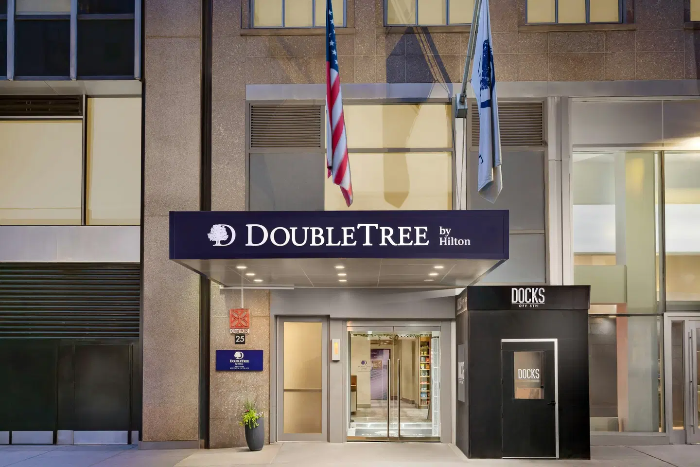 DoubleTree by Hilton New York Midtown Fifth Ave EXTERIOR