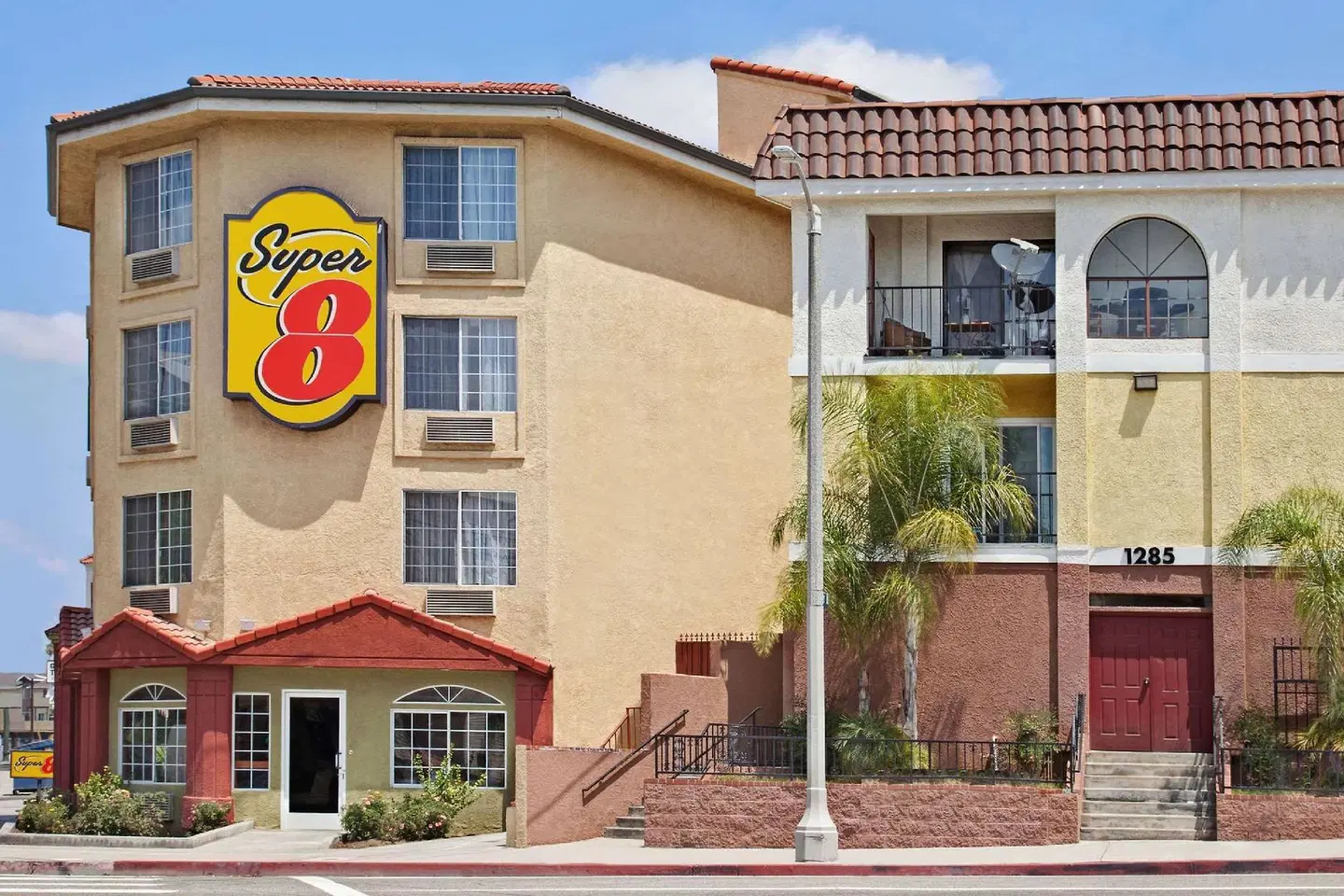 Super 8 by Wyndham Los Angeles Downtown EXTERIOR