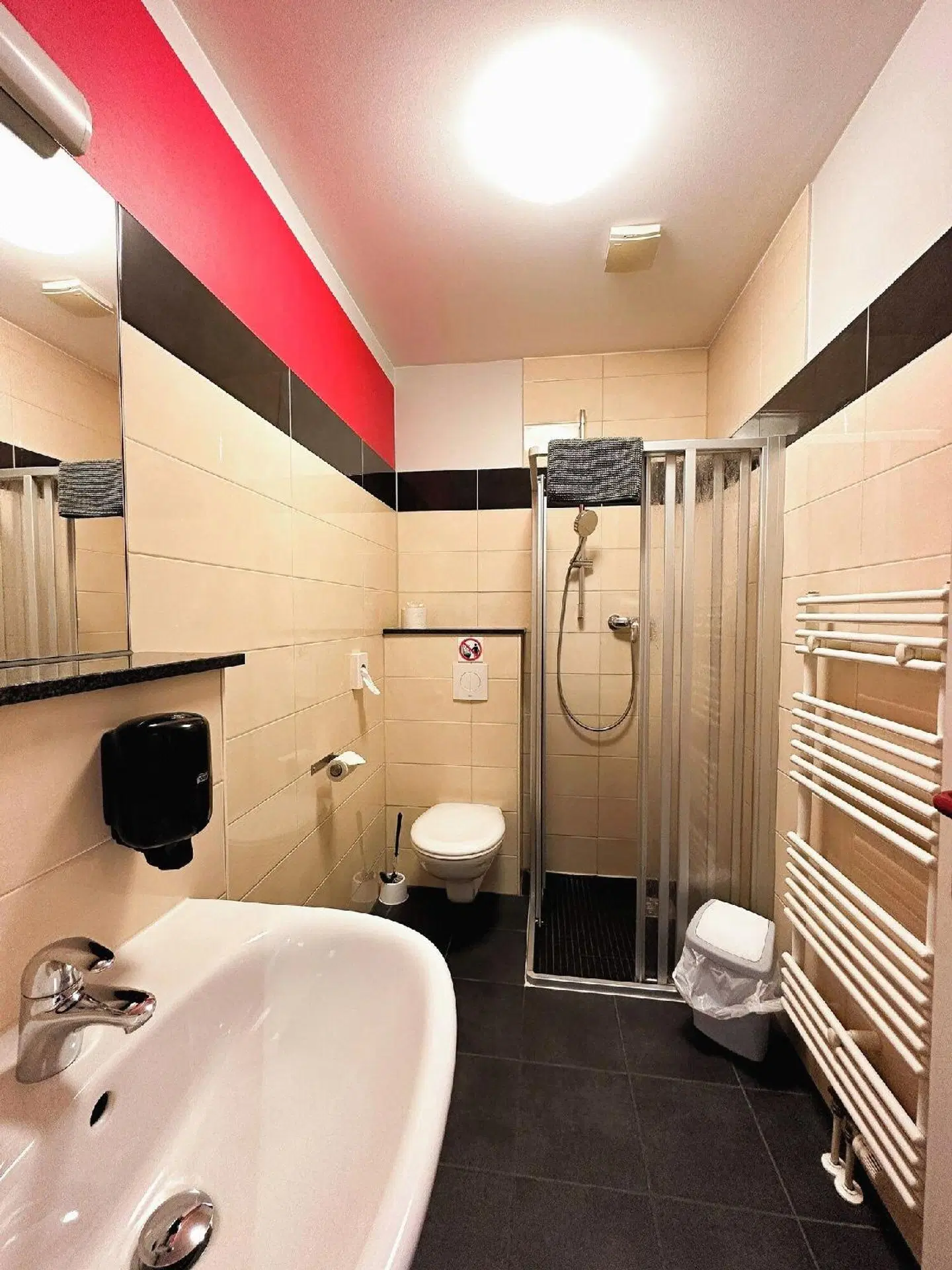 Holi Hostel Hotel Badezimmer