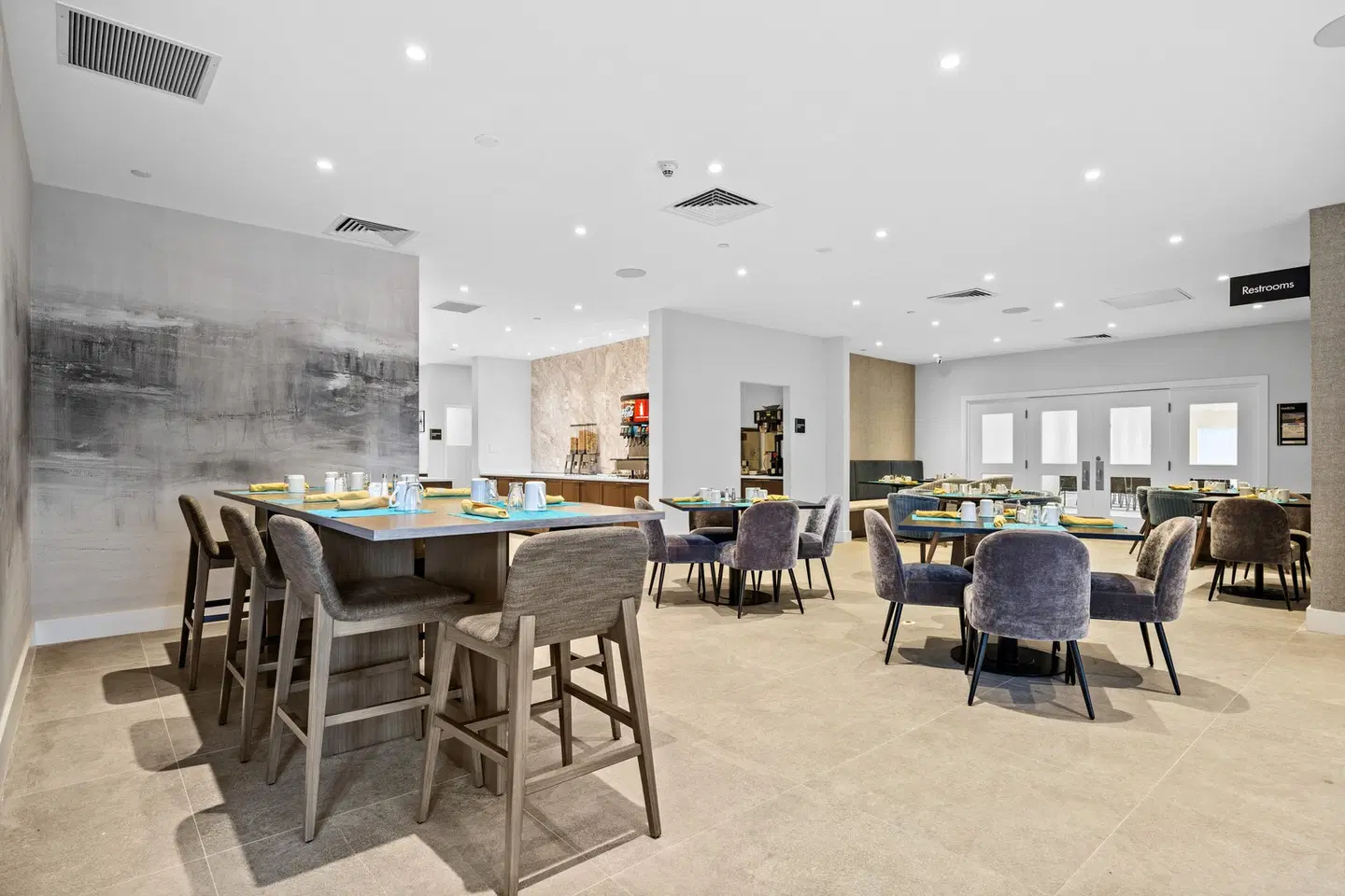 DoubleTree by Hilton New York JFK Airport Bar
