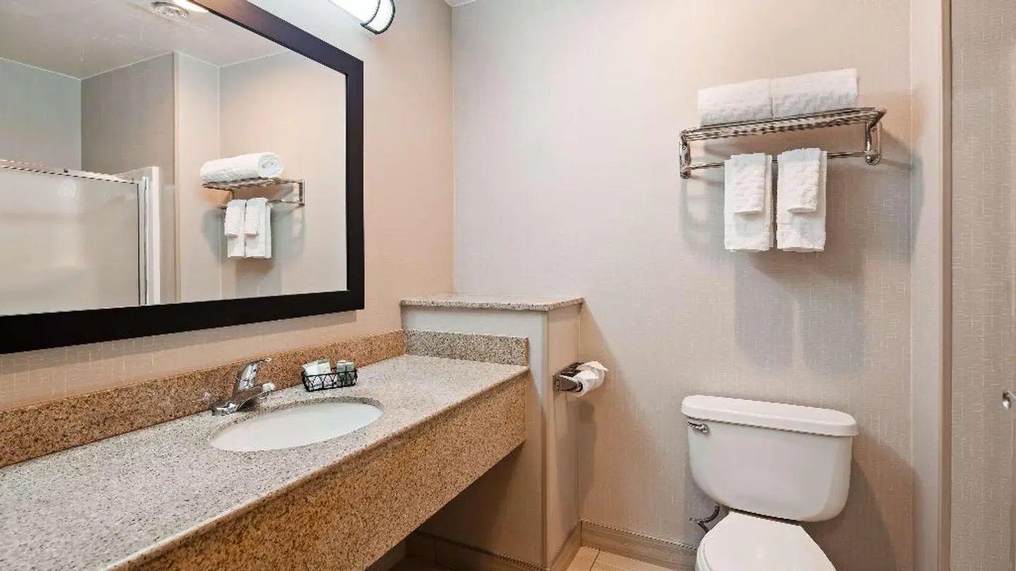 Best Western University Inn Badezimmer