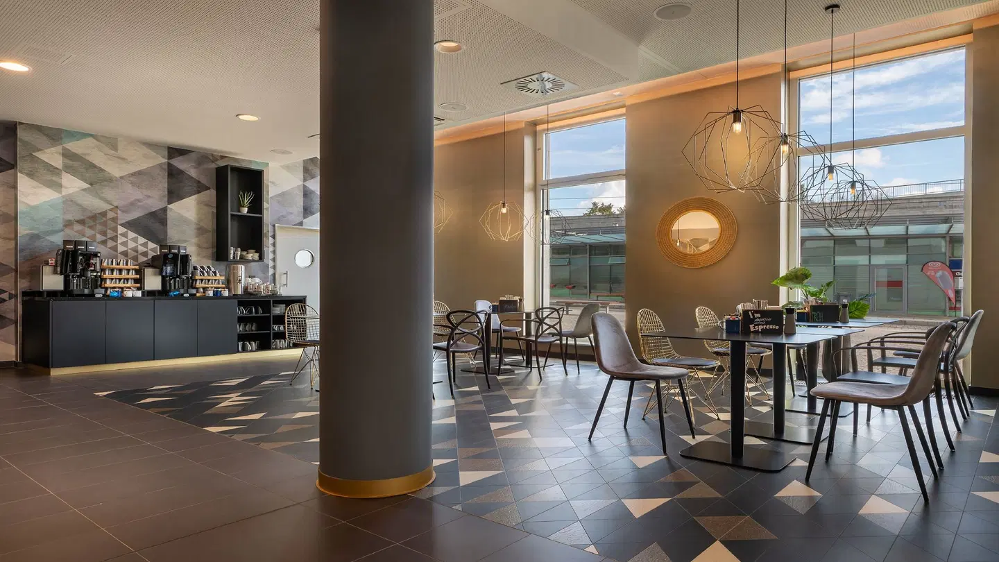Holiday Inn - the niu, Ridge Halle Central Station by IHG Bar