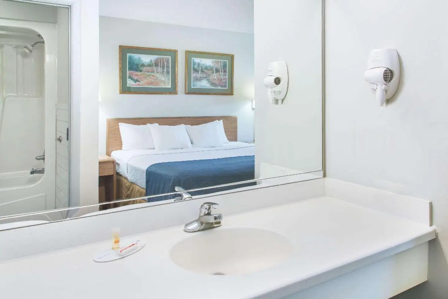 Days Inn by Wyndham Valdosta at Rainwater Conference Center Badezimmer