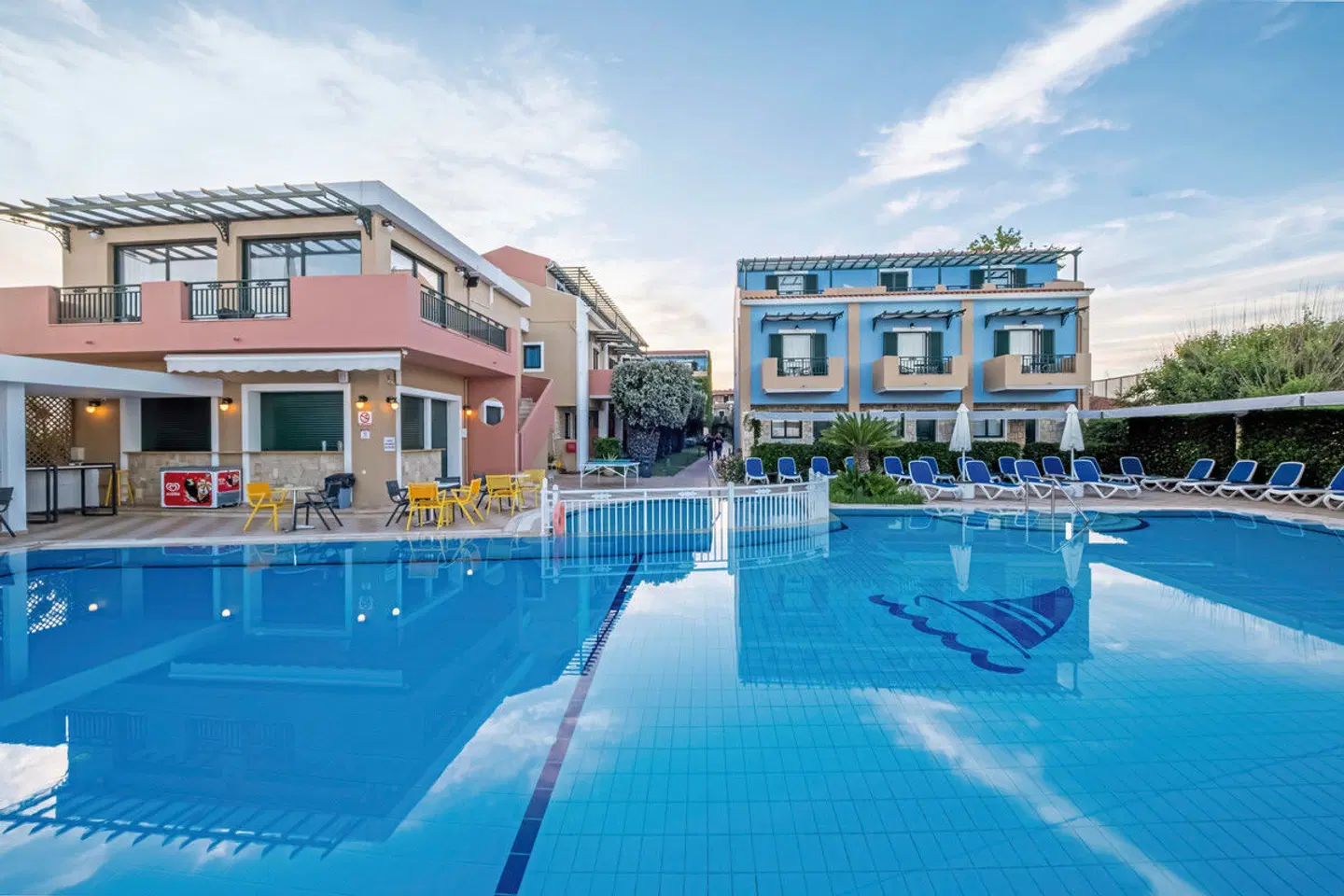 Mediterranean Beach Resort OUTDOOR_POOL
