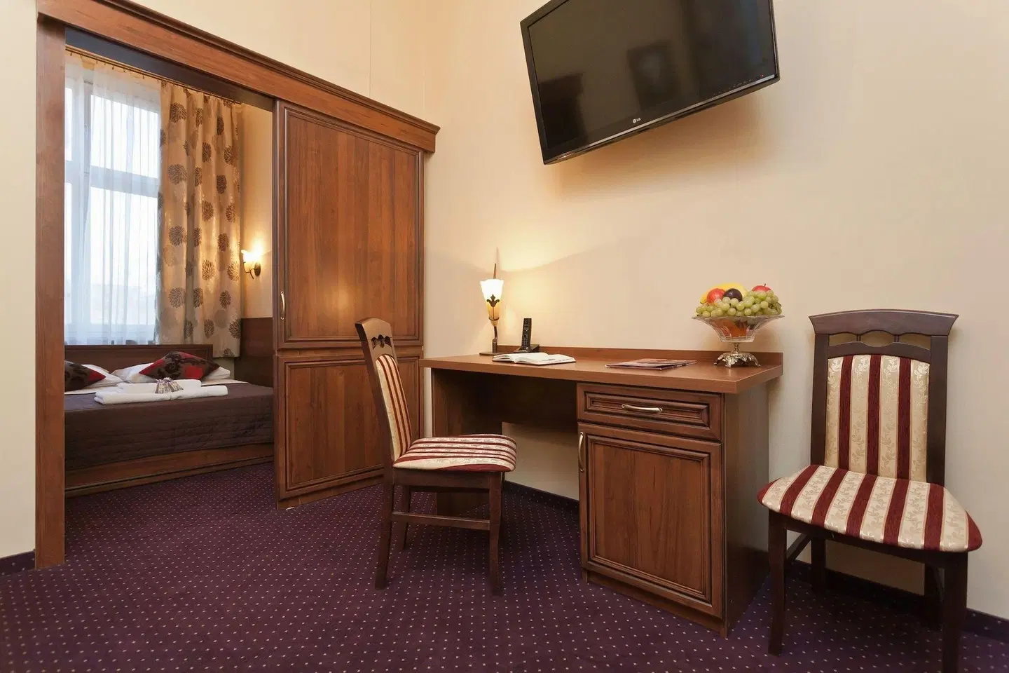 Maksymilian ROOM_EXAMPLE
