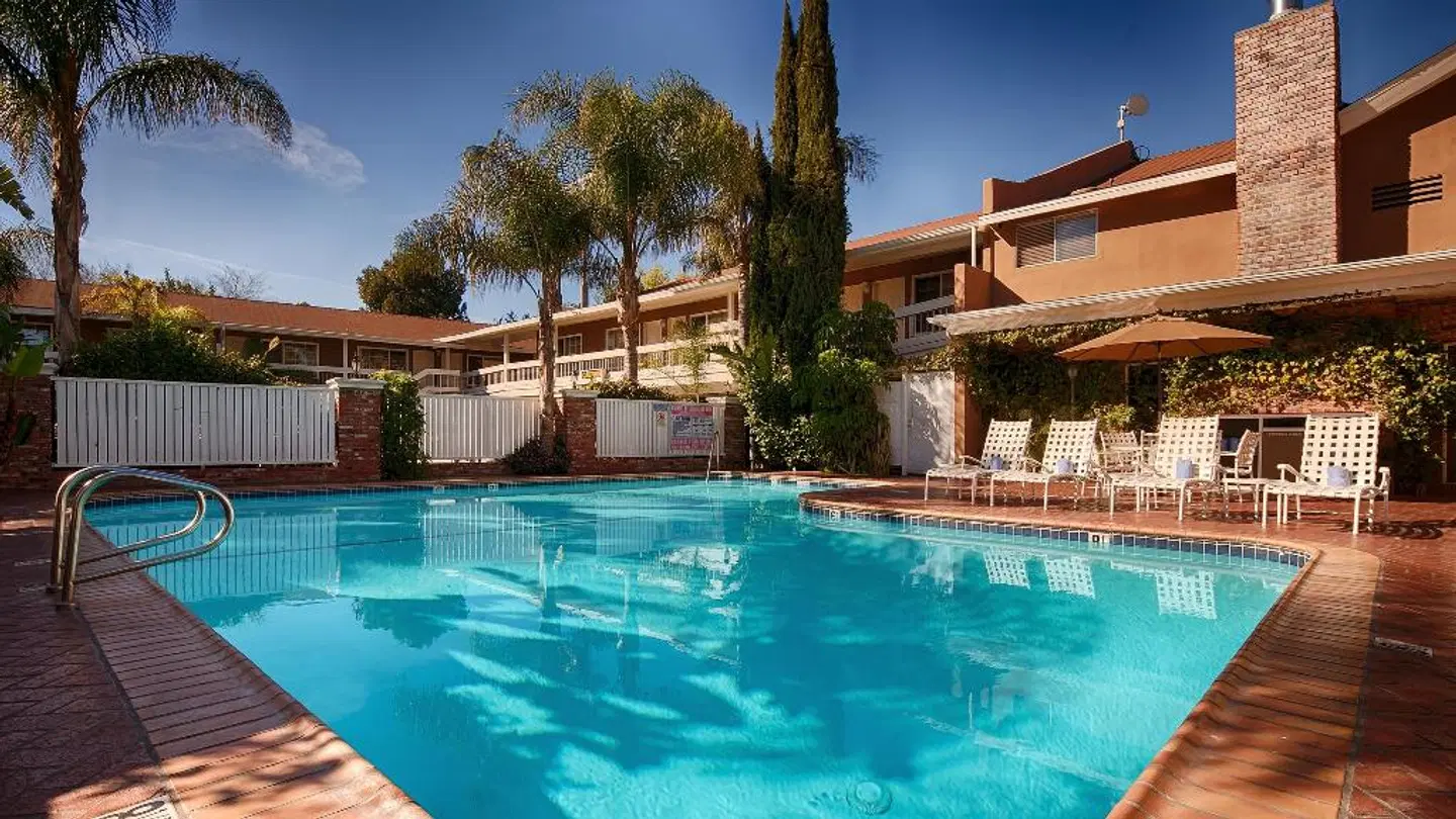 Best Western PLUS Carriage Inn OUTDOOR_POOL