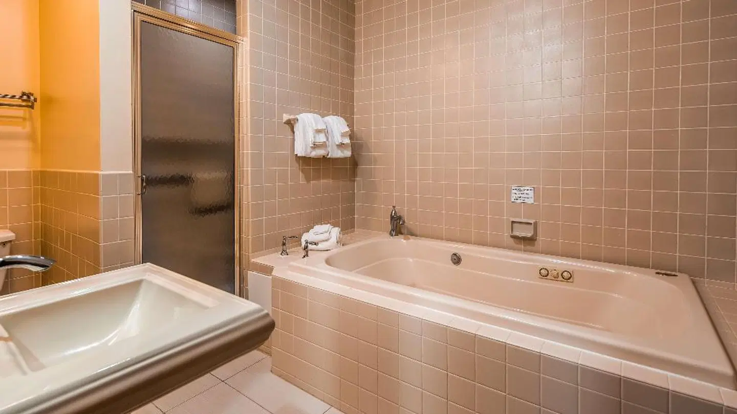 Best Western Plus The Inn & Suites at the Falls Badezimmer