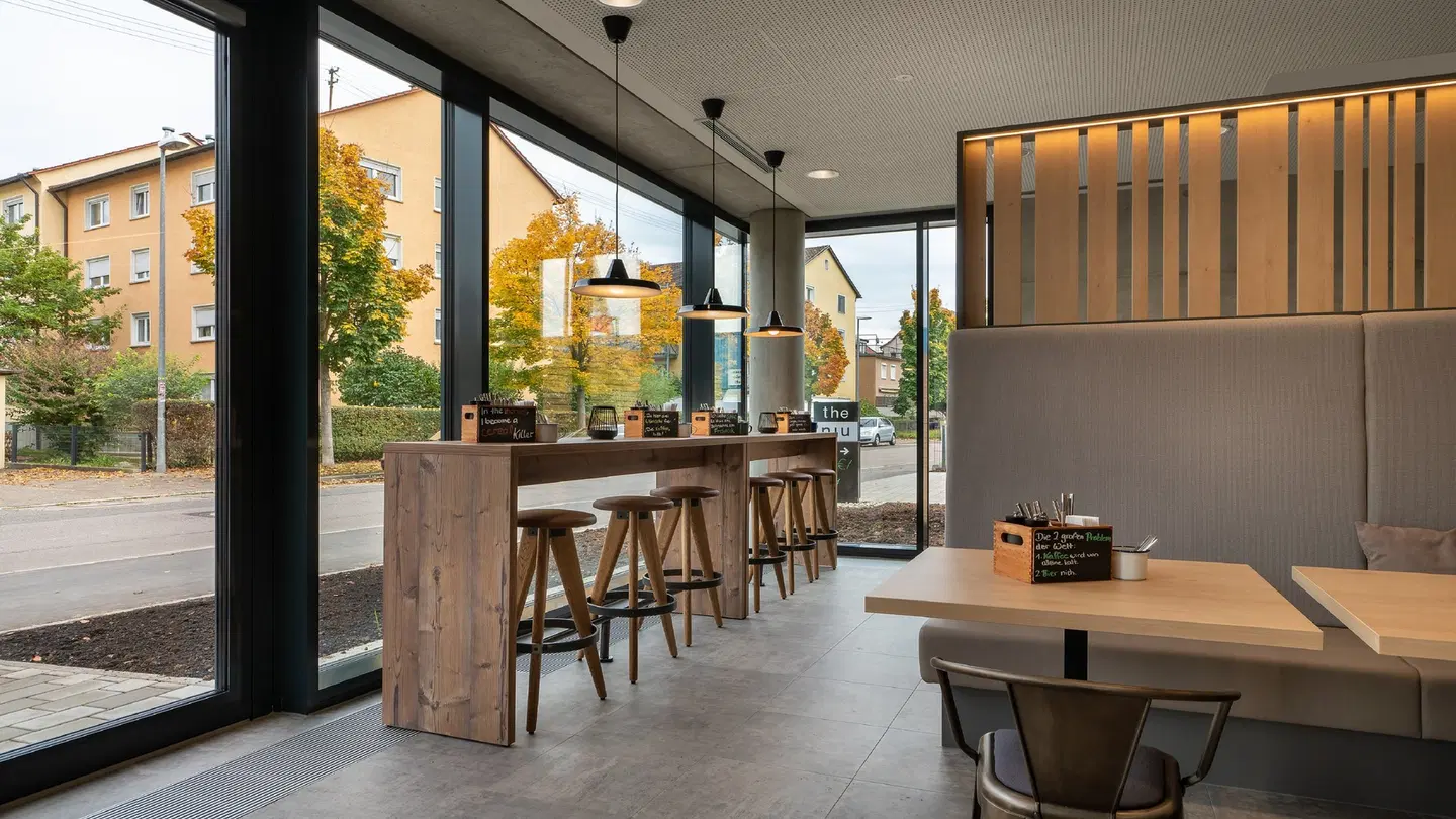 Holiday Inn - the niu, Timber Esslingen Bar