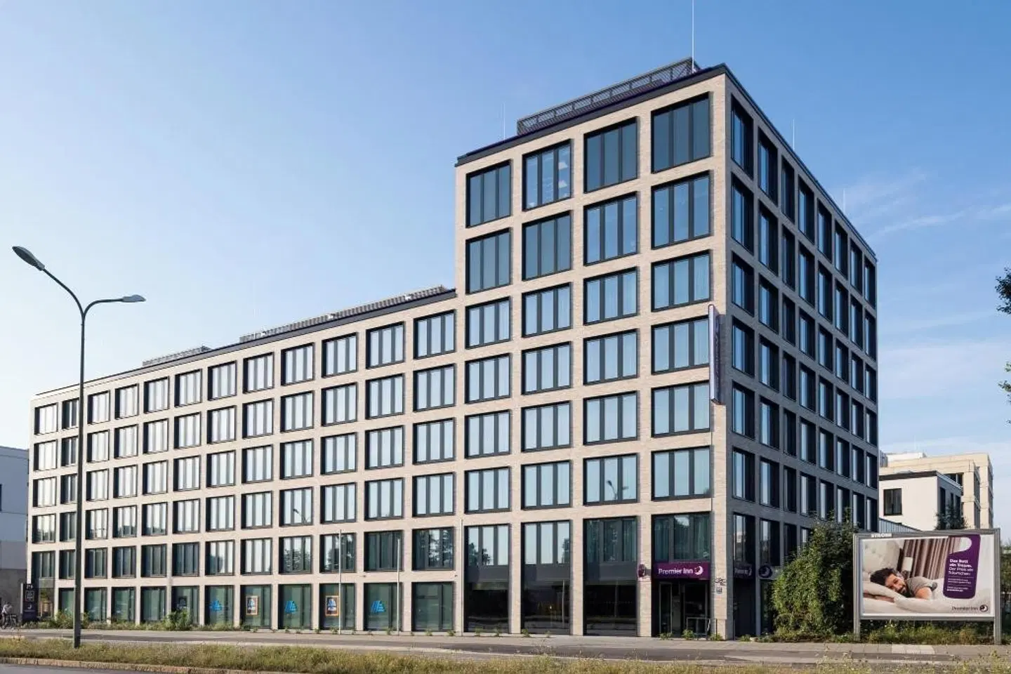 Premier Inn München City Schwabing EXTERIOR