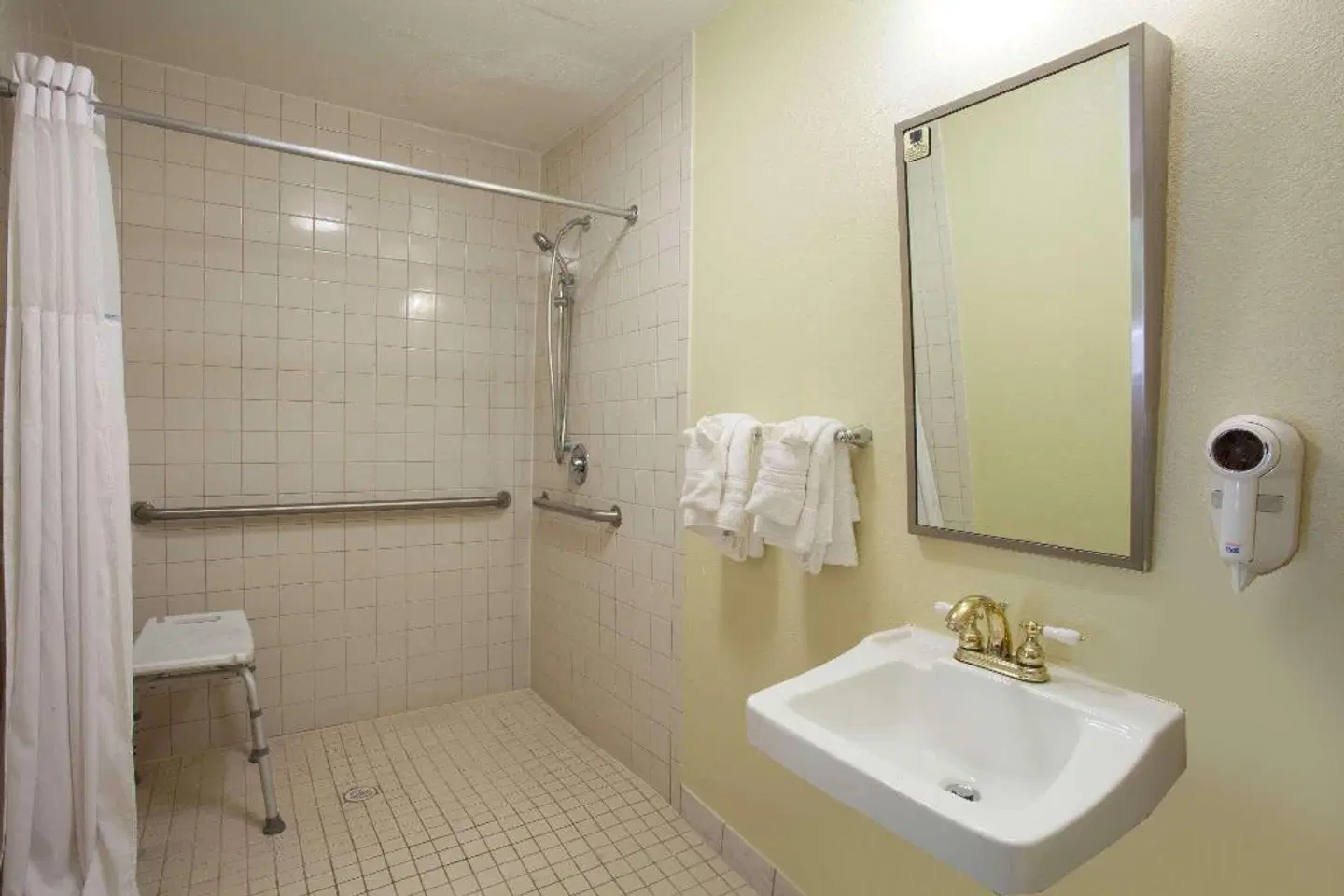 Days Inn by Wyndham Daytona Beach Speedway Badezimmer