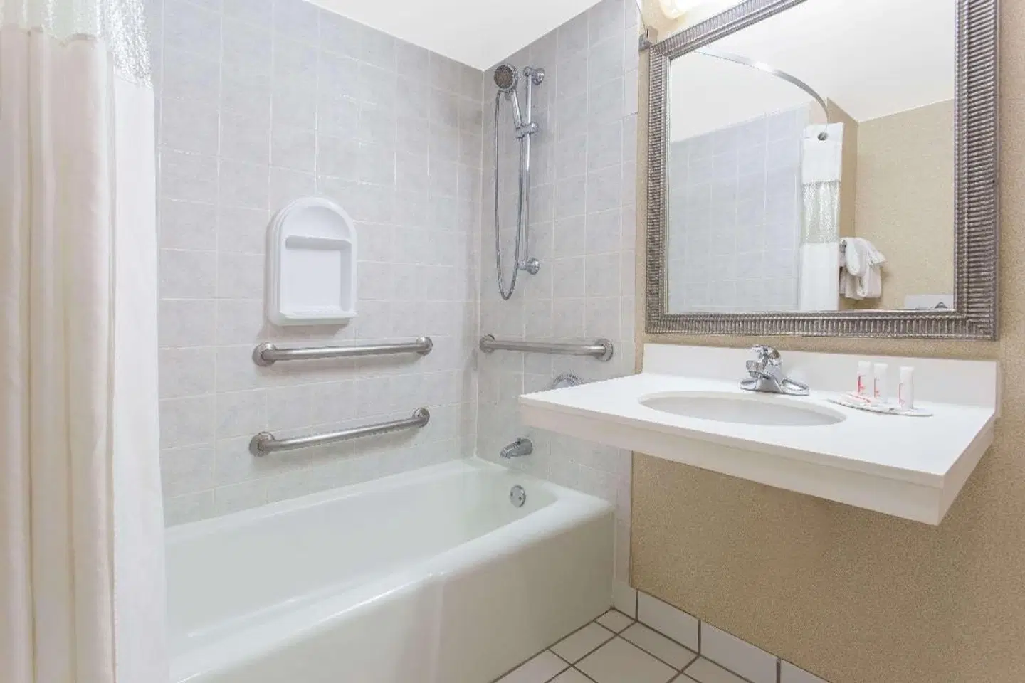 Ramada Corning Painted Post Badezimmer