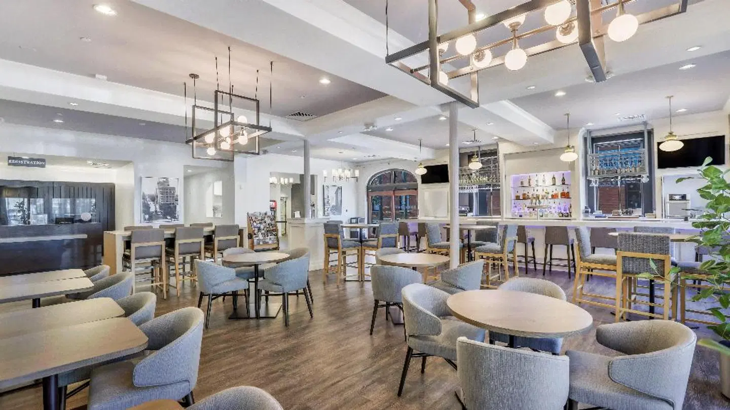 Staybridge Suites Savannah Historic District by IHG Bar