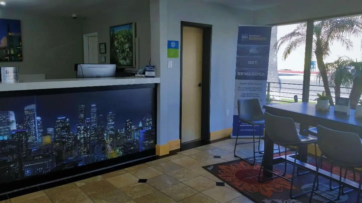 Sunset West Hotel, SureStay Collection By Best Western LOUNGE_LOBBY
