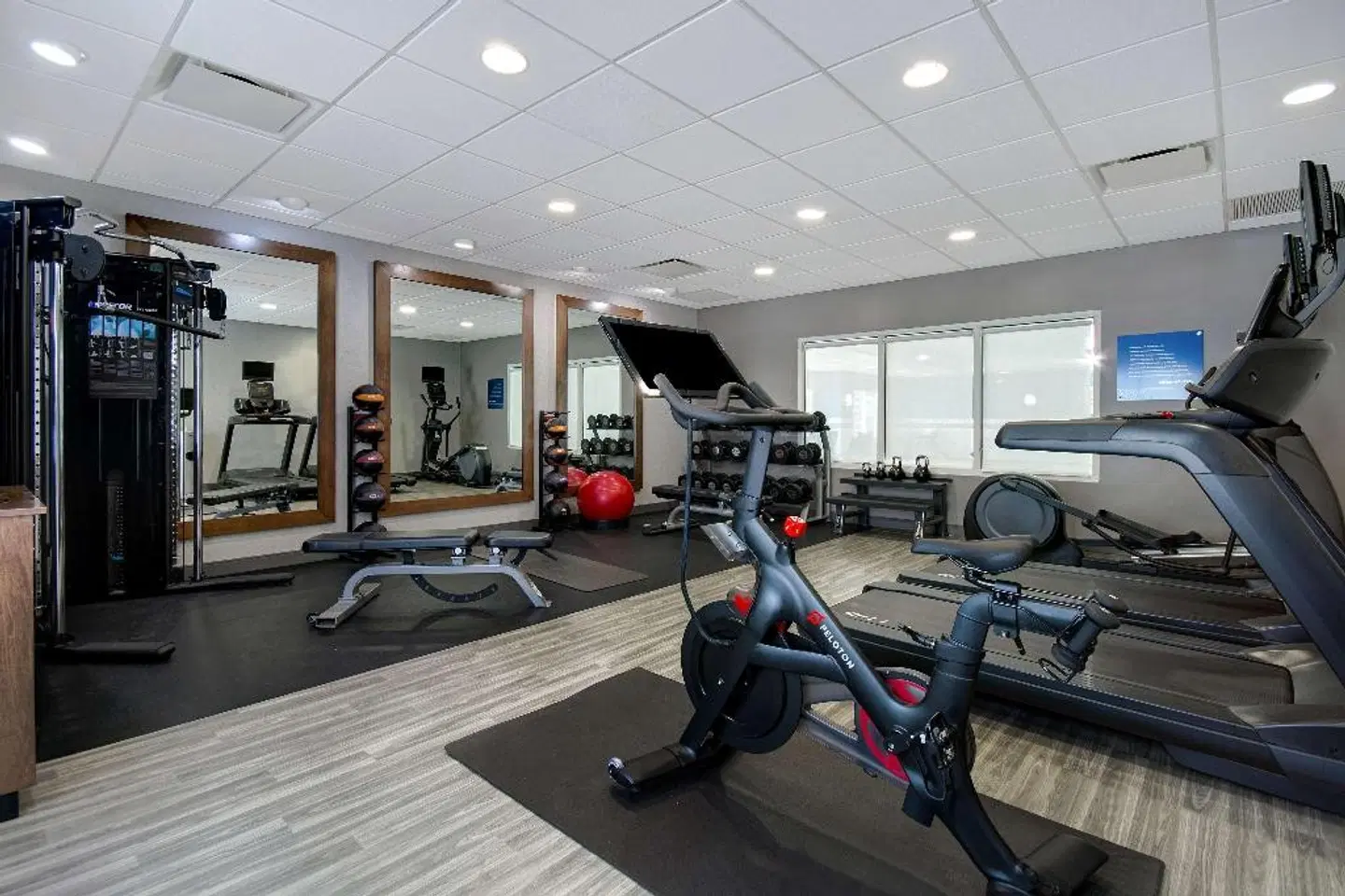 Hampton Inn & Suites Yonkers SPORTS_AND_LEISURE